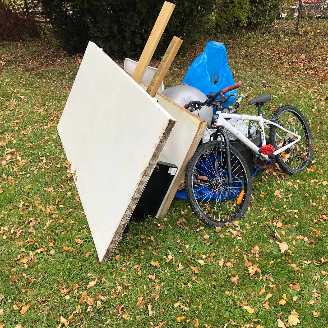 image of Dörr, cykel och bråte - Segeltorp