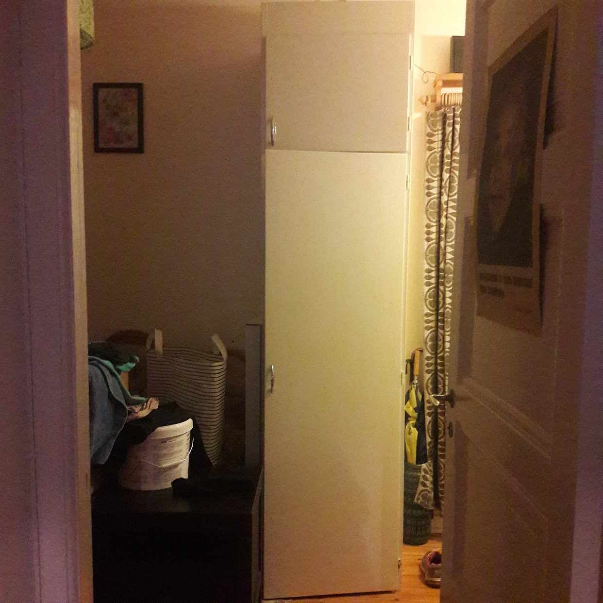 image of Garderob som ska slängas - Stockholm