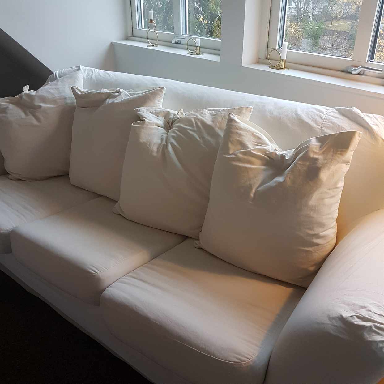 image of Två vita soffor - Täby