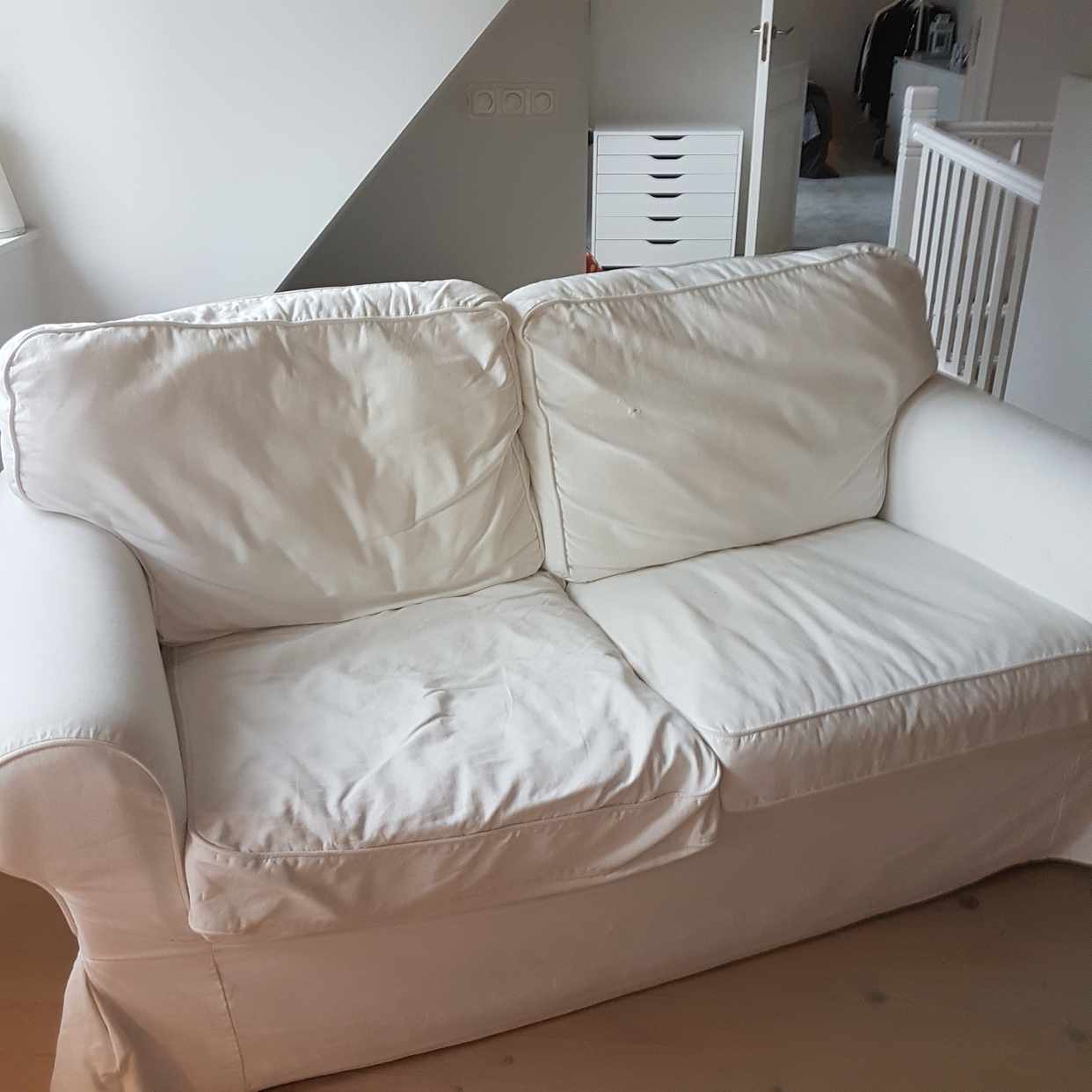 image of Två vita soffor - Täby