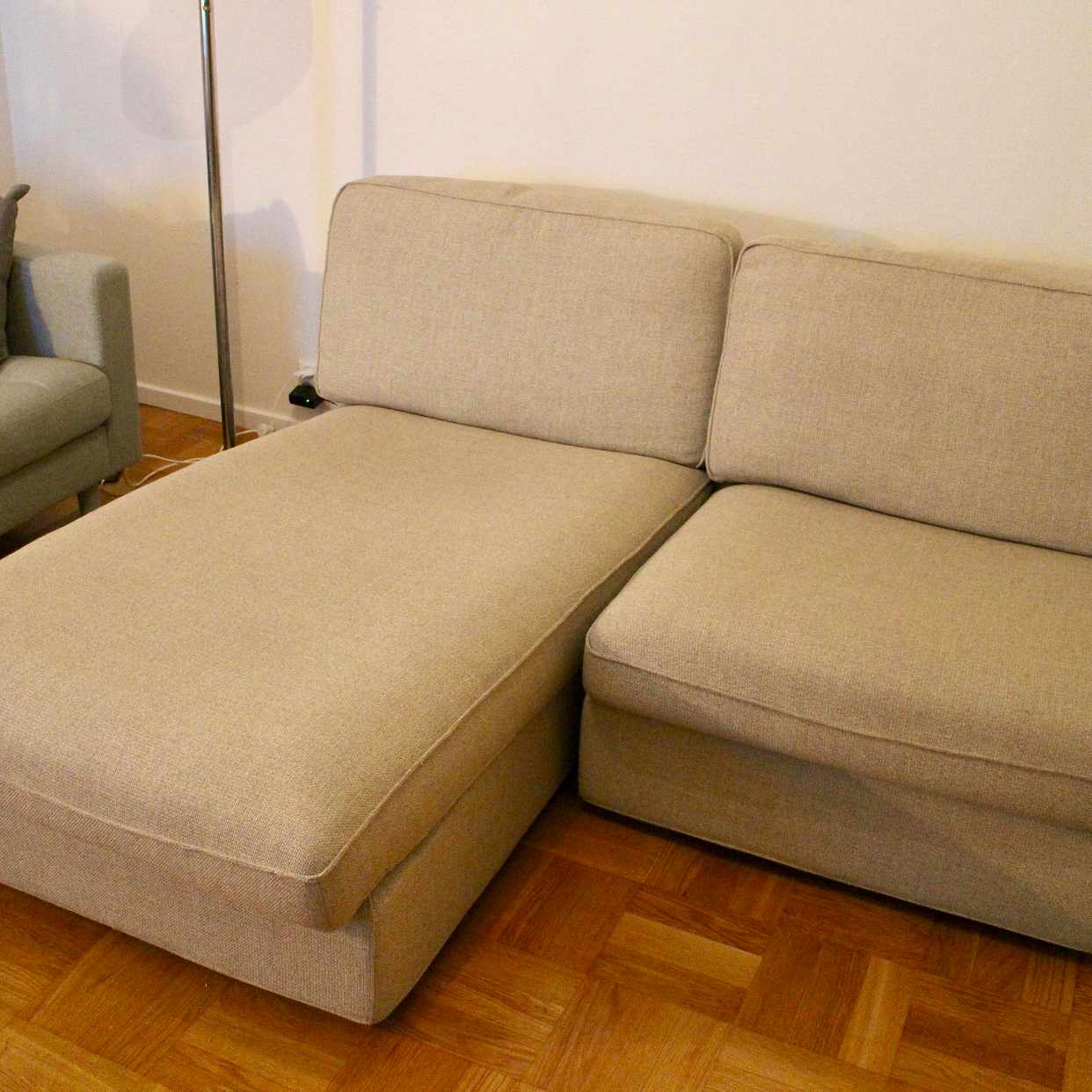 image of Soffa + låda med kläder - 
