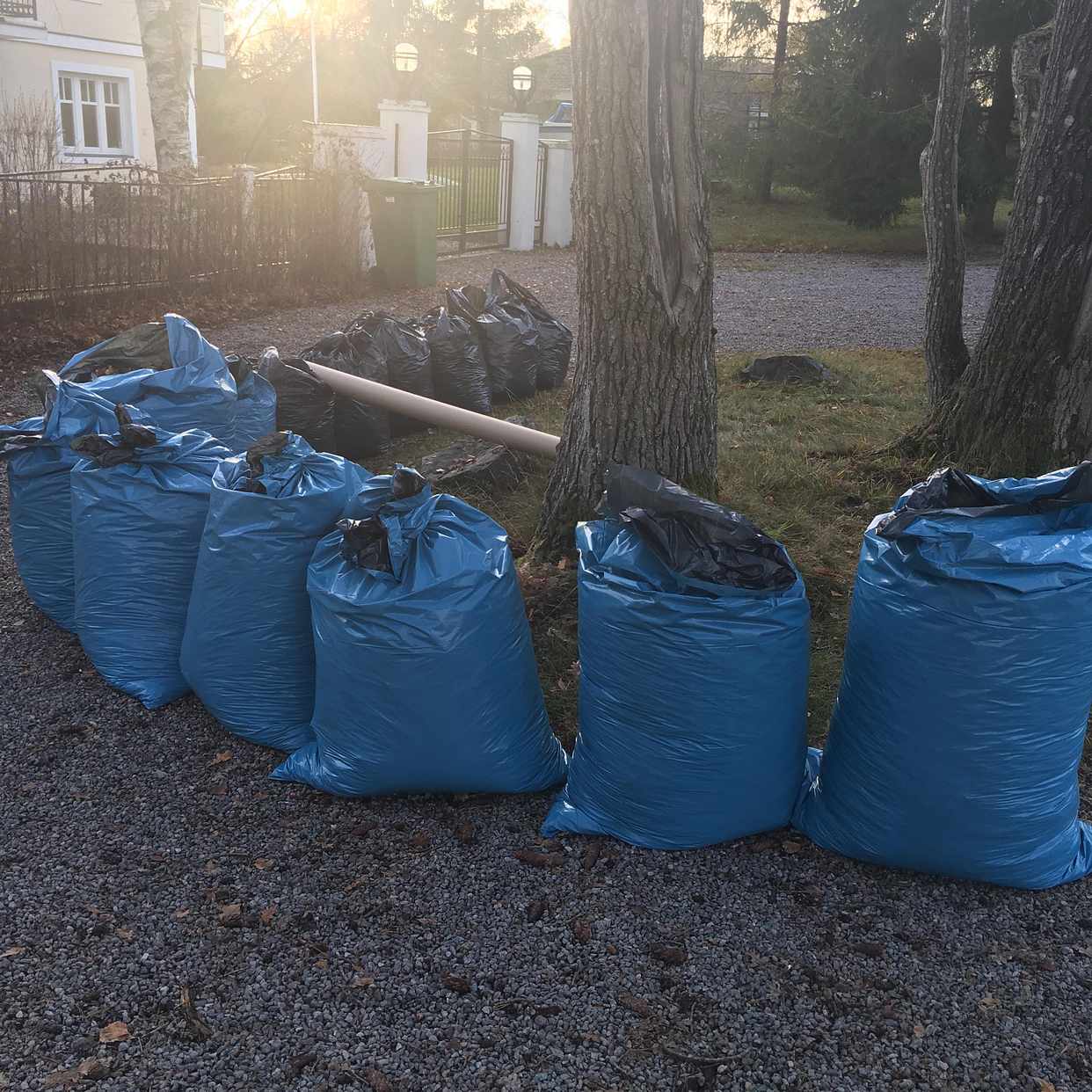 image of säckar med löv - Saltsjö-Boo