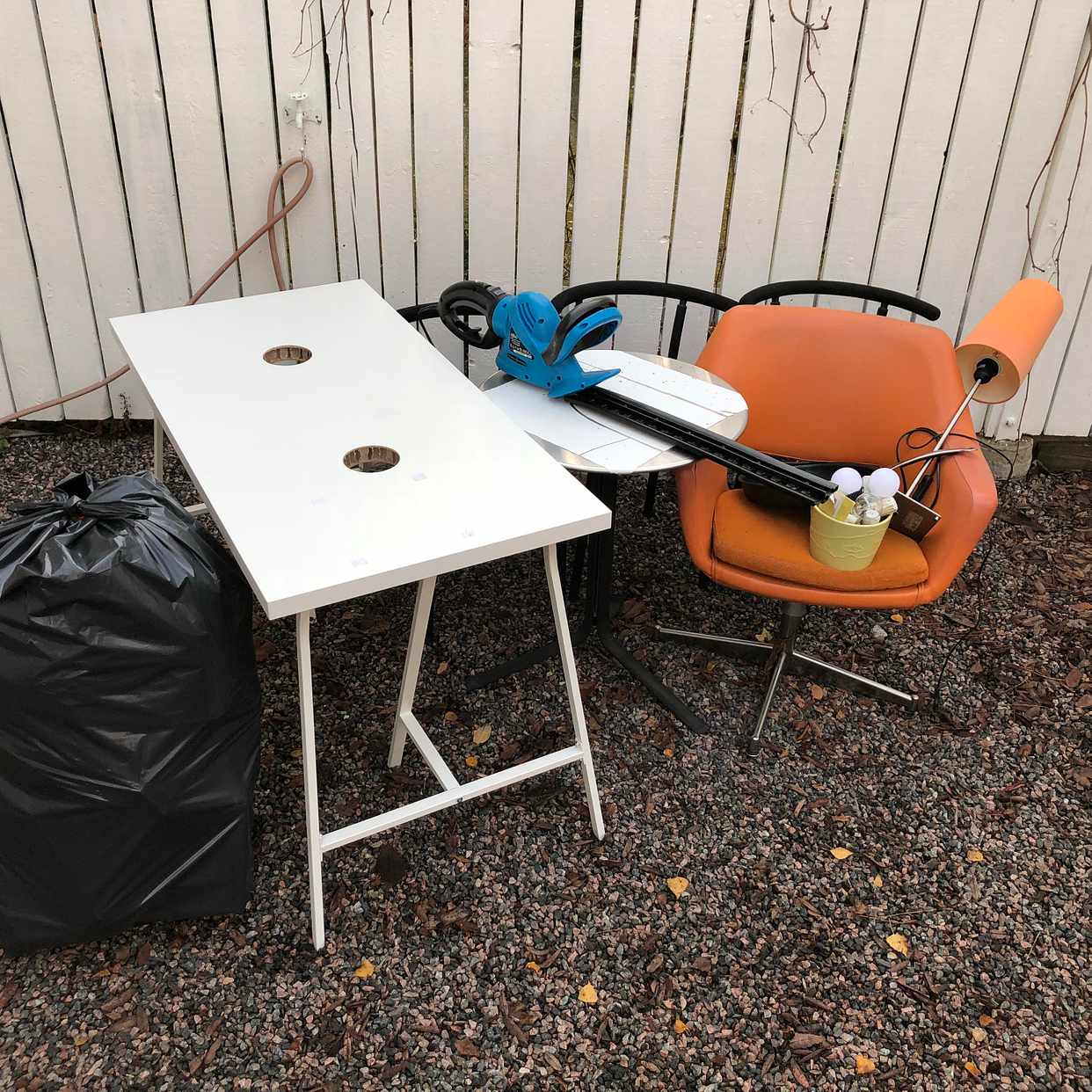 image of Bord, skrivbord, fåtölj! - Farsta
