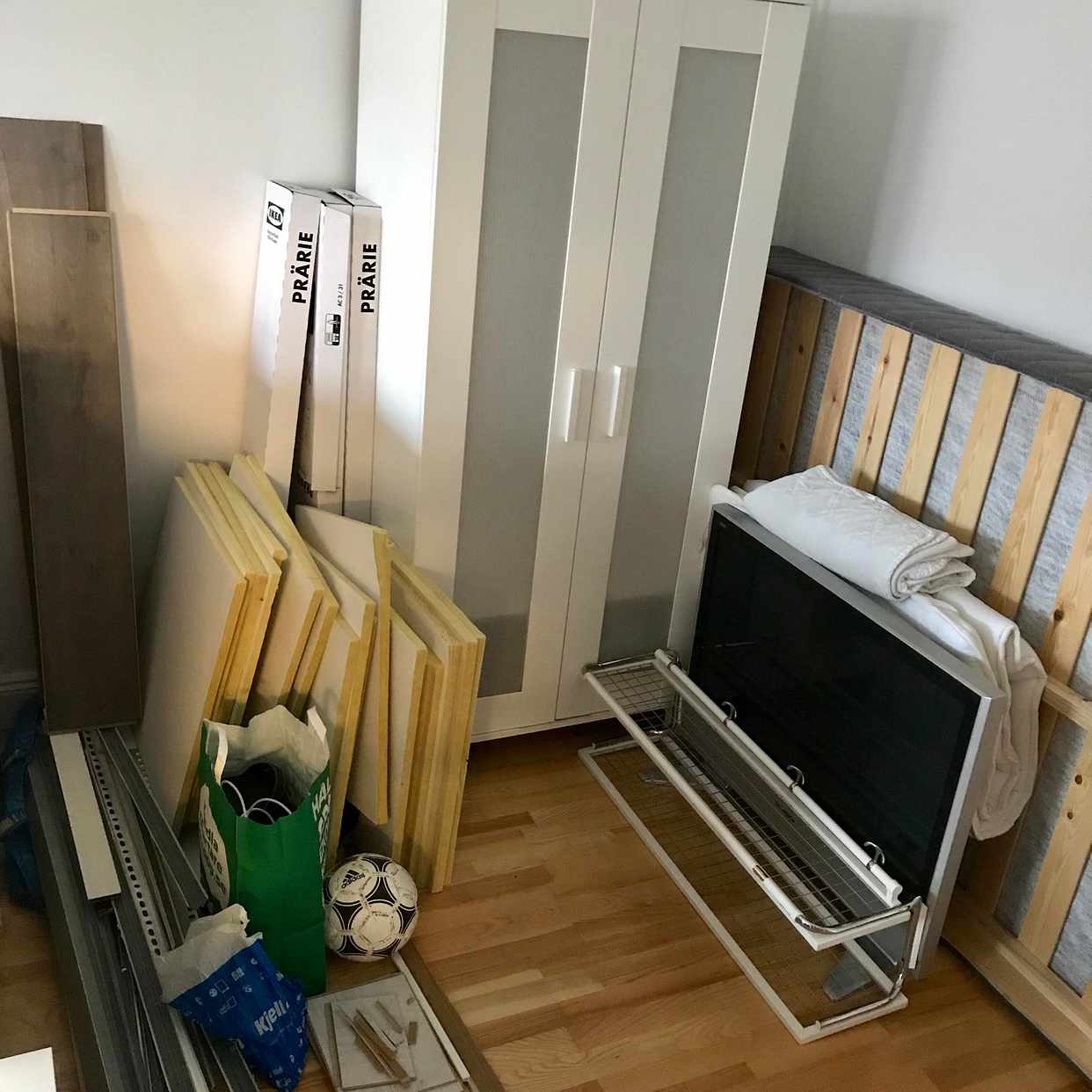 image of Säng garderob TV +diverse - Bromma