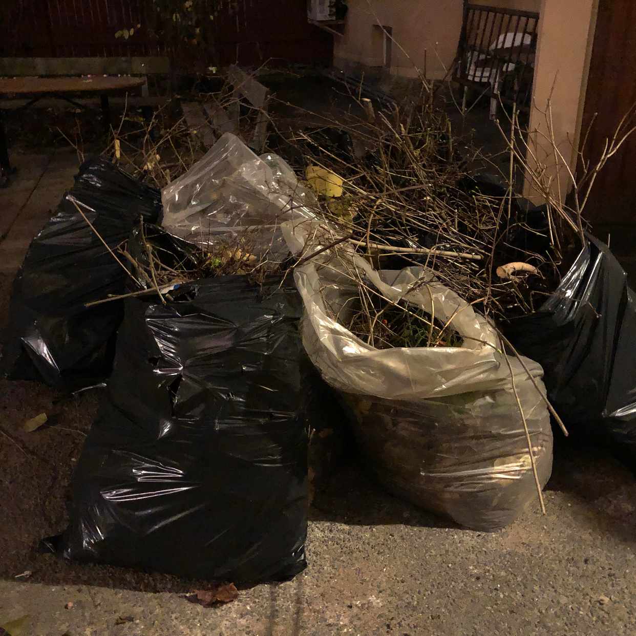 image of 12 säckar med löv/grenar - Stockholm