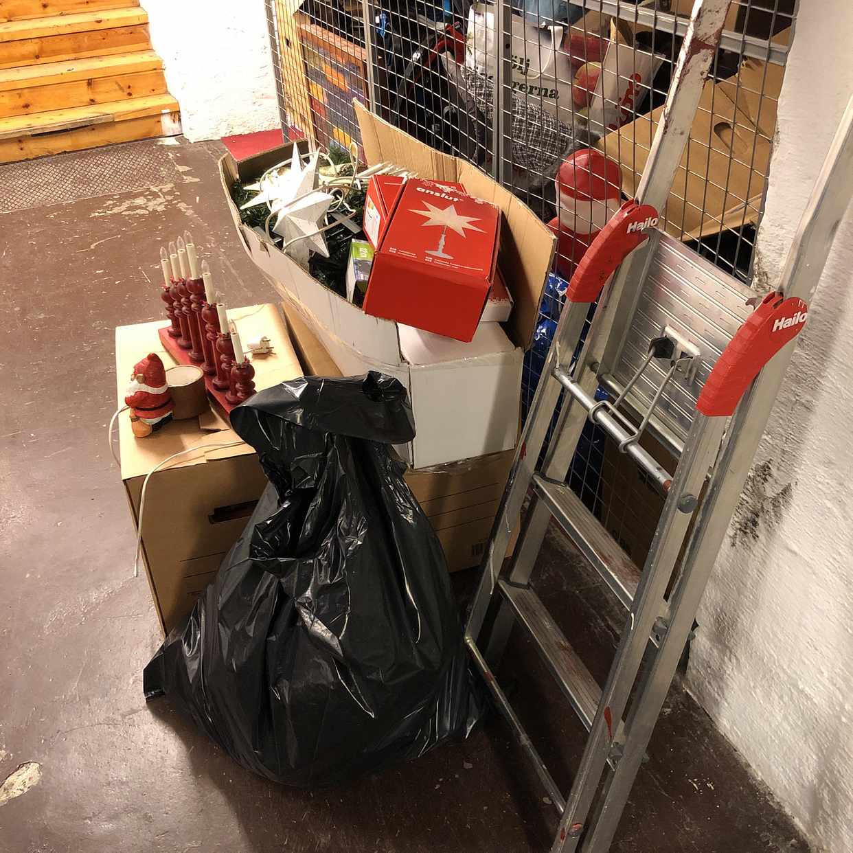 image of Julpynt, böcker å diverse - 