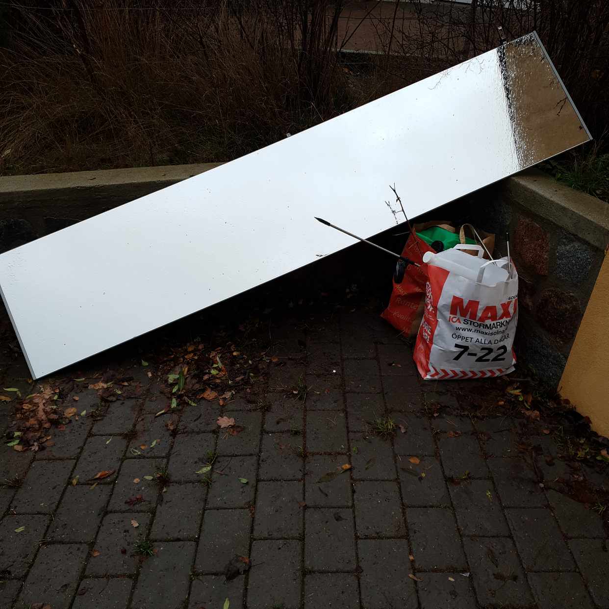 image of Spegel dörr + 2 påsar - Sundbyberg