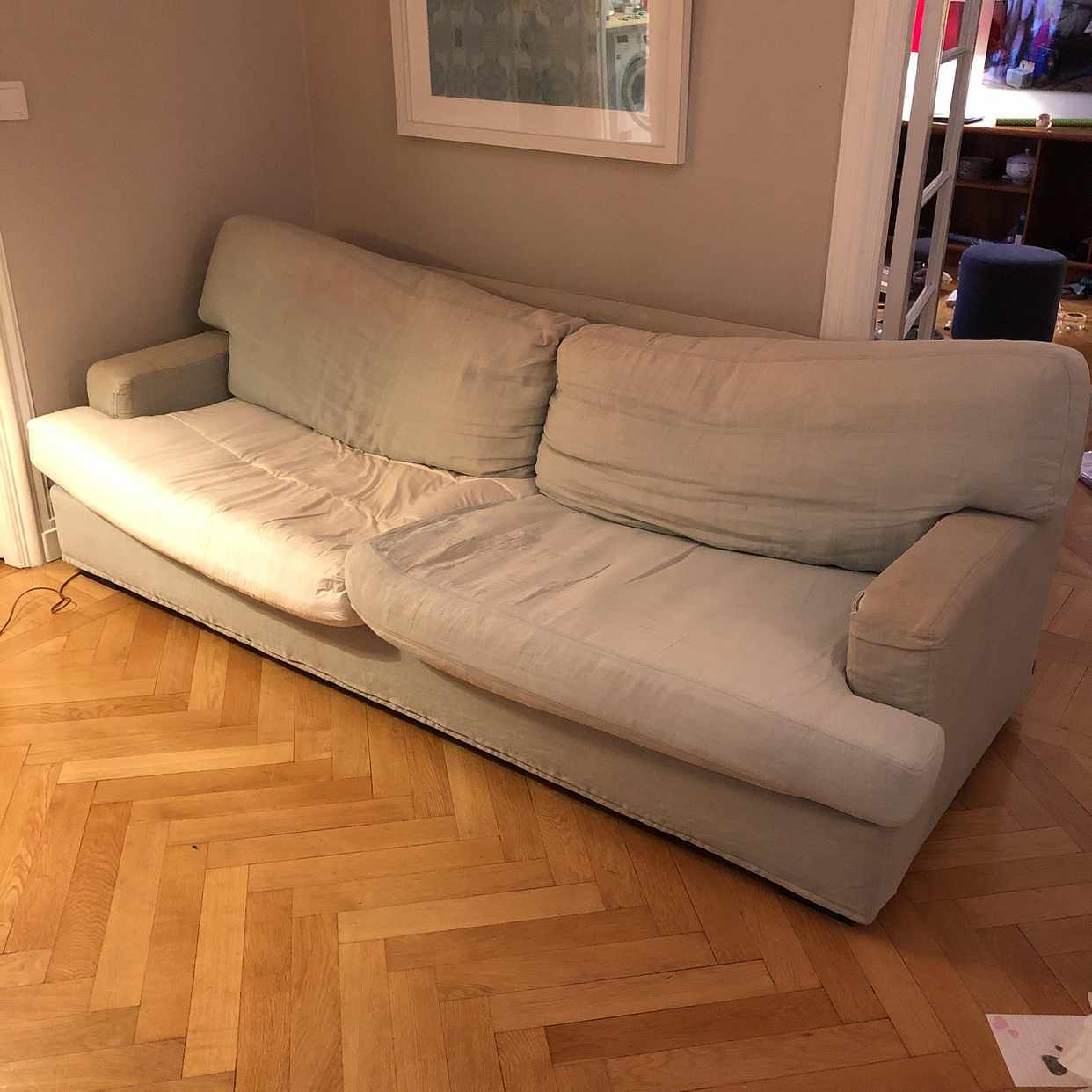 image of Trasig soffa - Stockholm