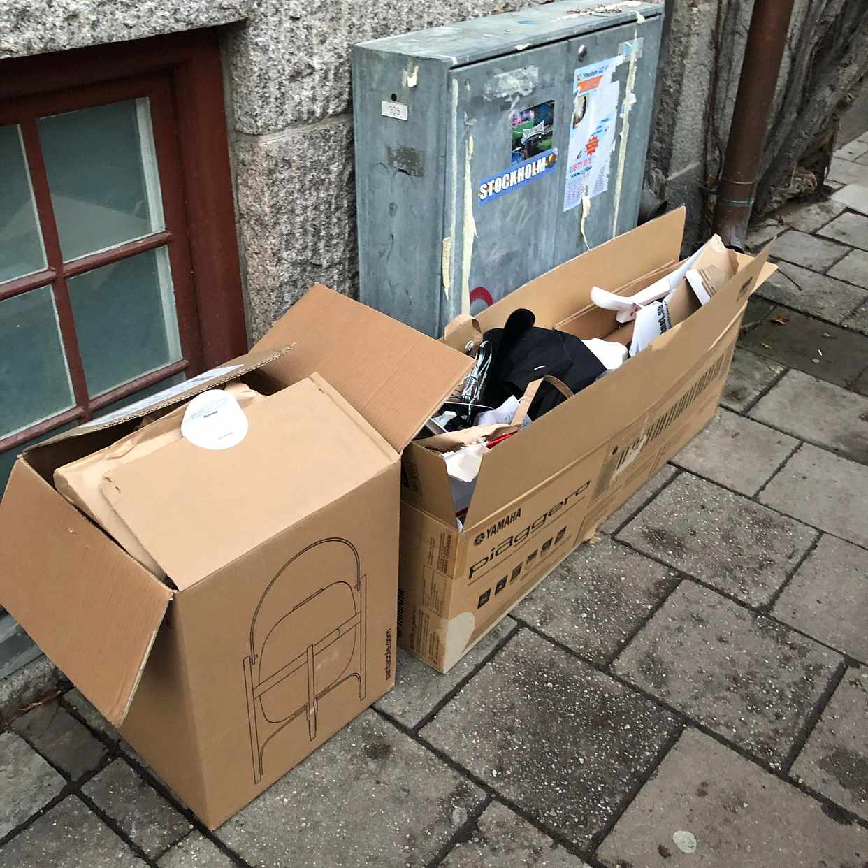 image of Två kartonger med skräp - Stockholm