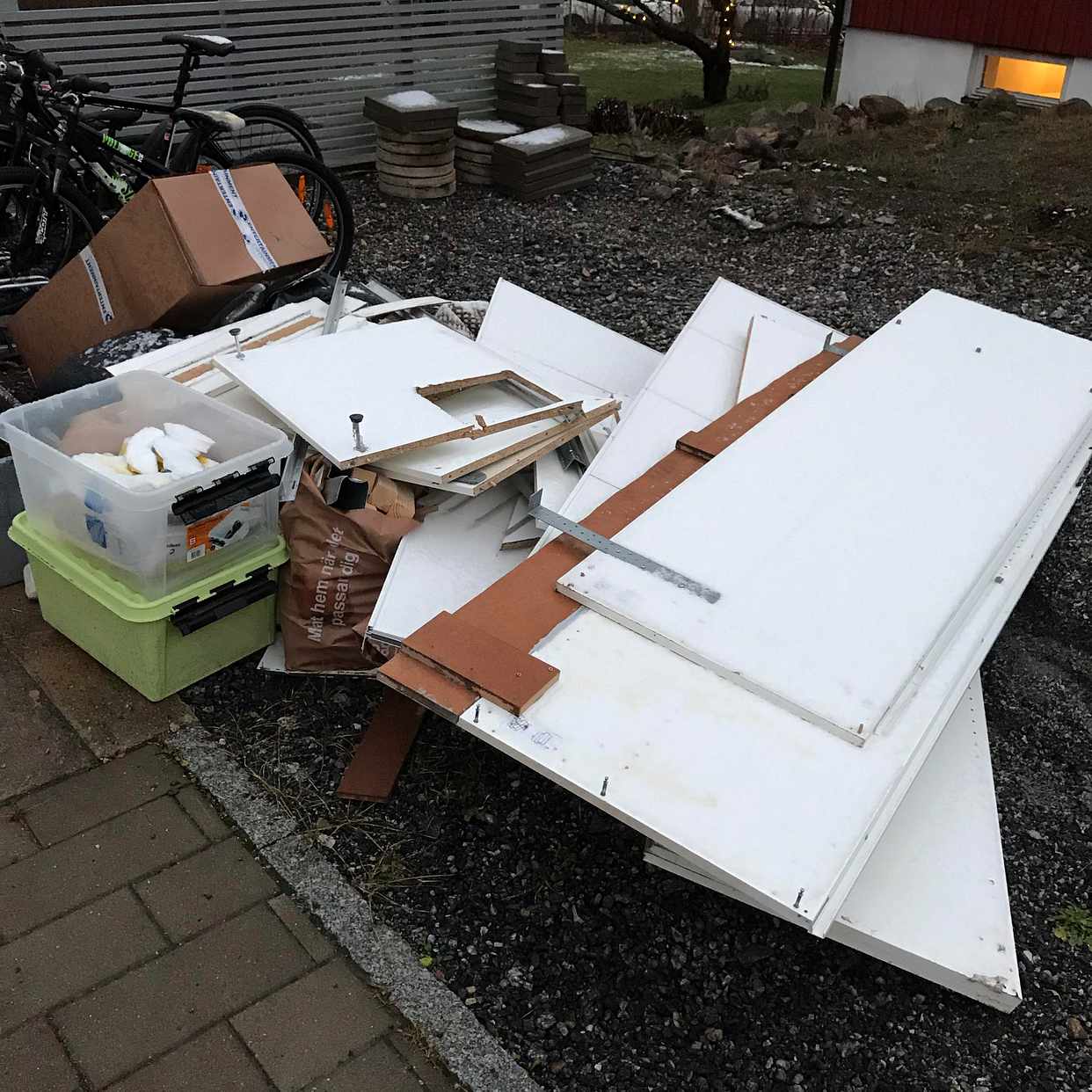 image of Byggmaterial skräp - Hägersten