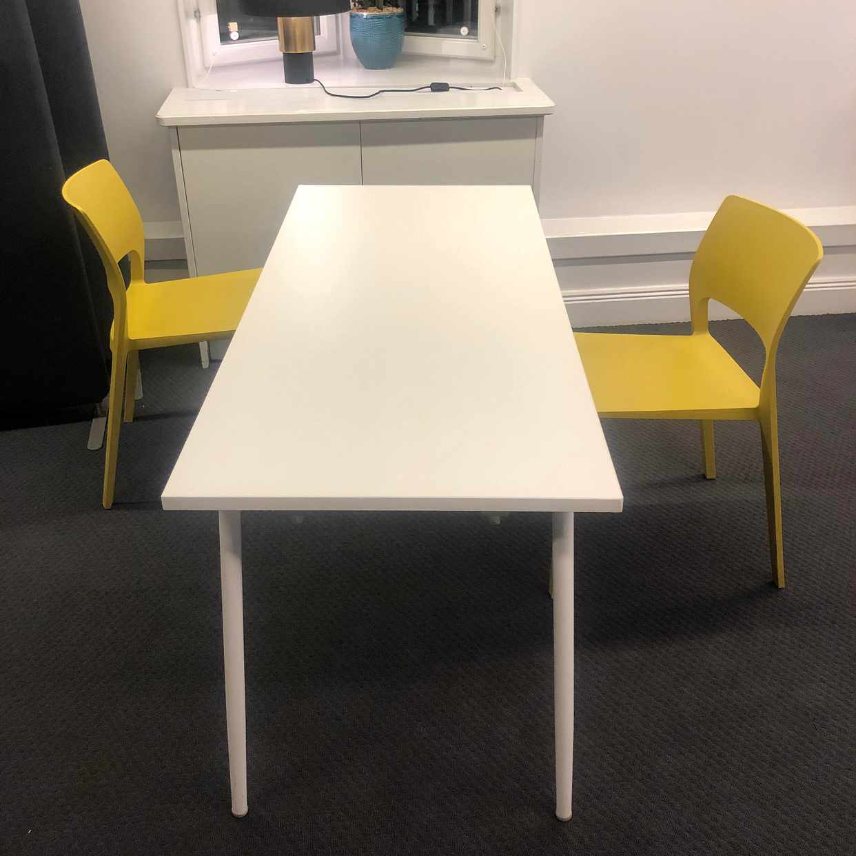 image of 2 bord & 18 lätta stolar - 