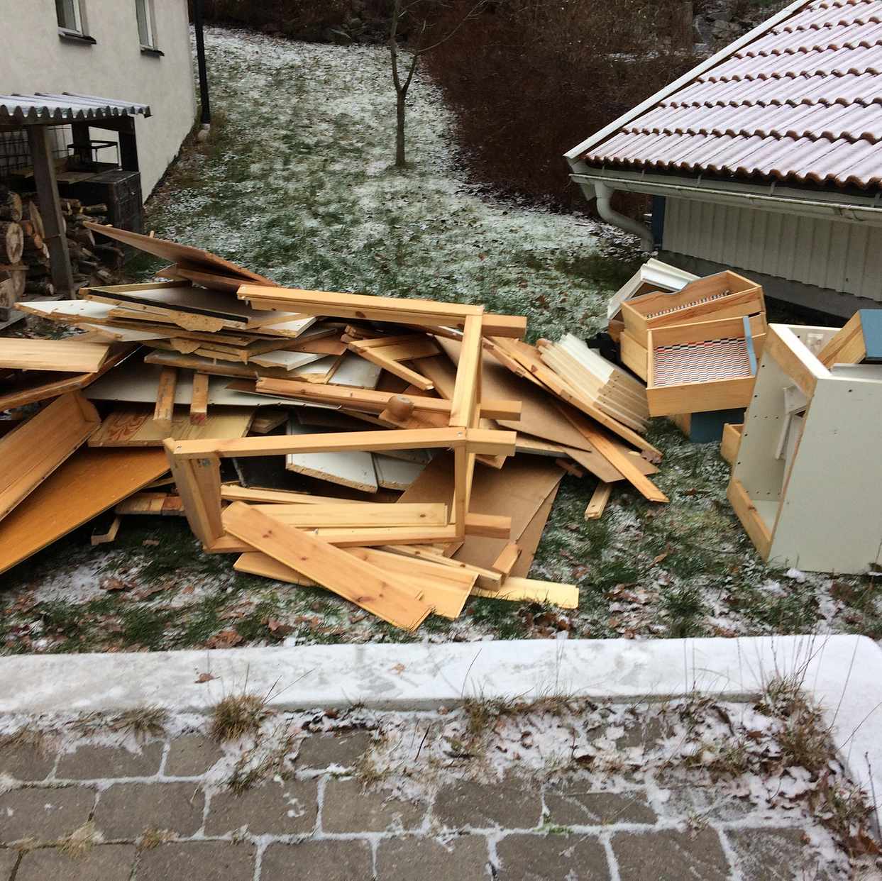 image of Möbelskräp mest trä - Lidingö