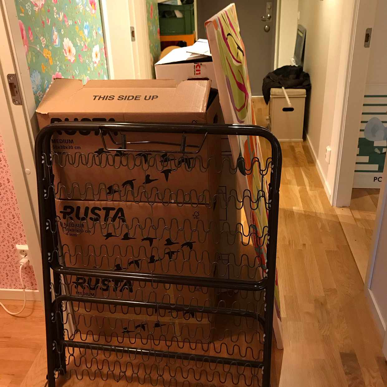 image of 10 lådor +tre fällsängar - 