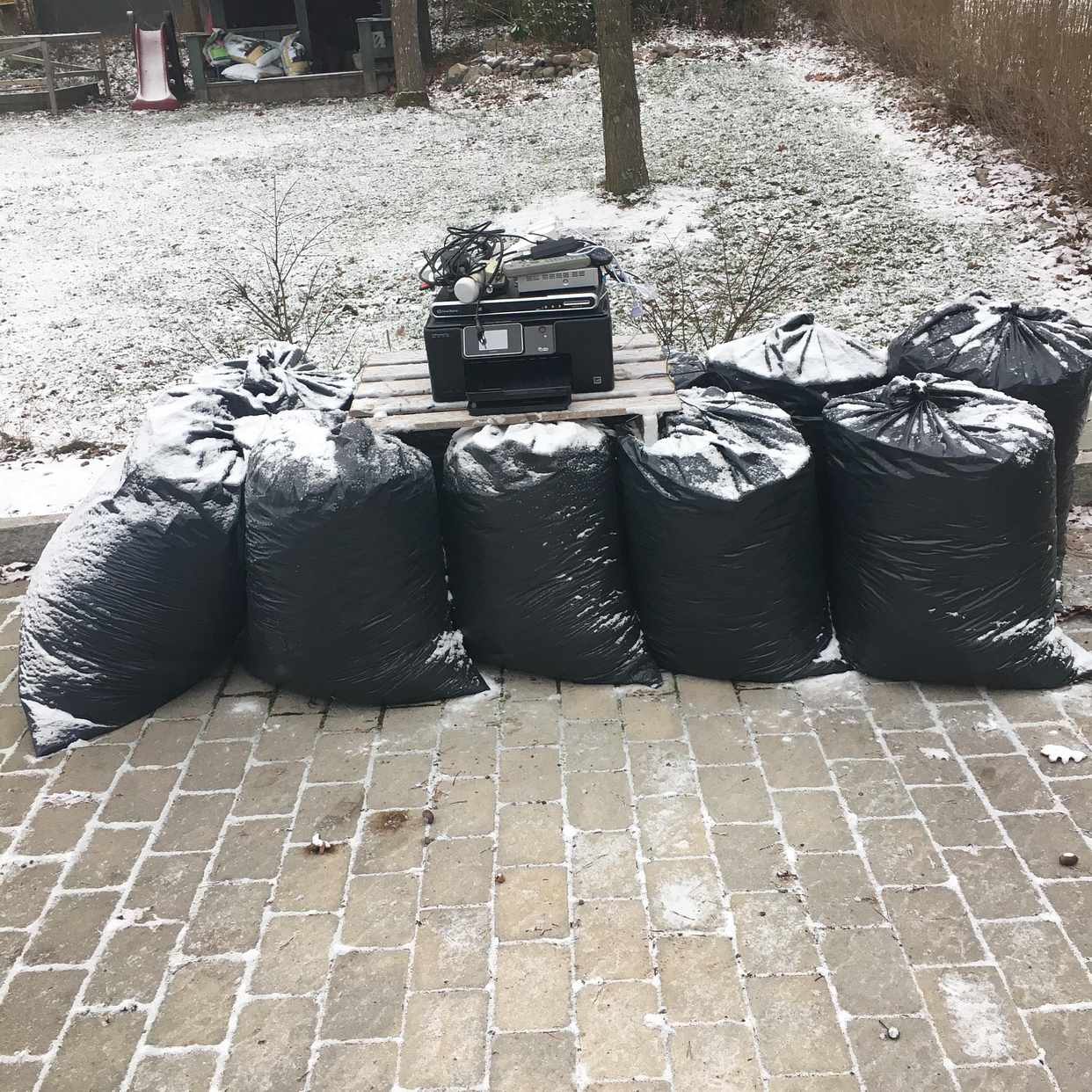 image of 10 säckar löv + lite div - Stocksund