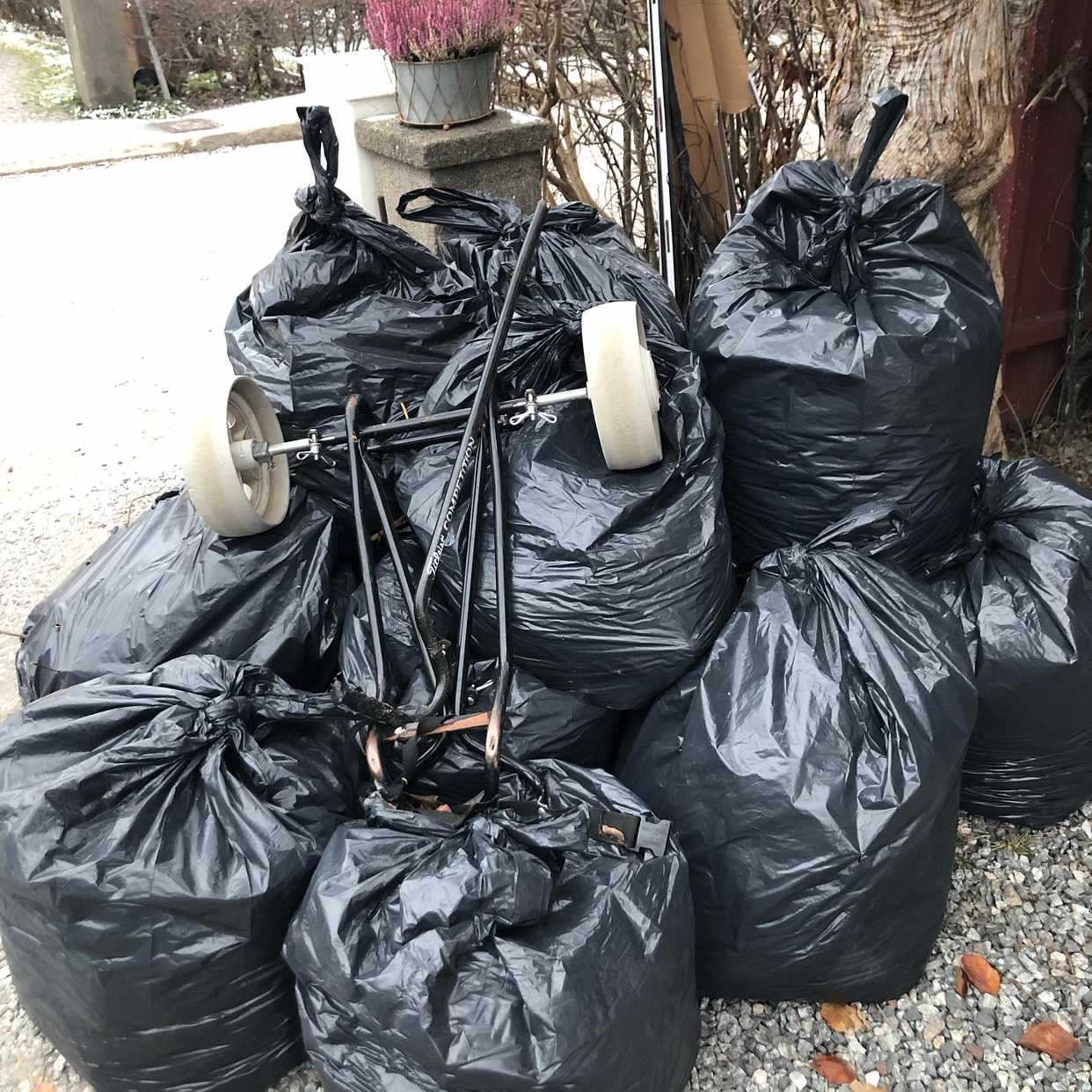 image of Säckar med löv samt lite - Bromma