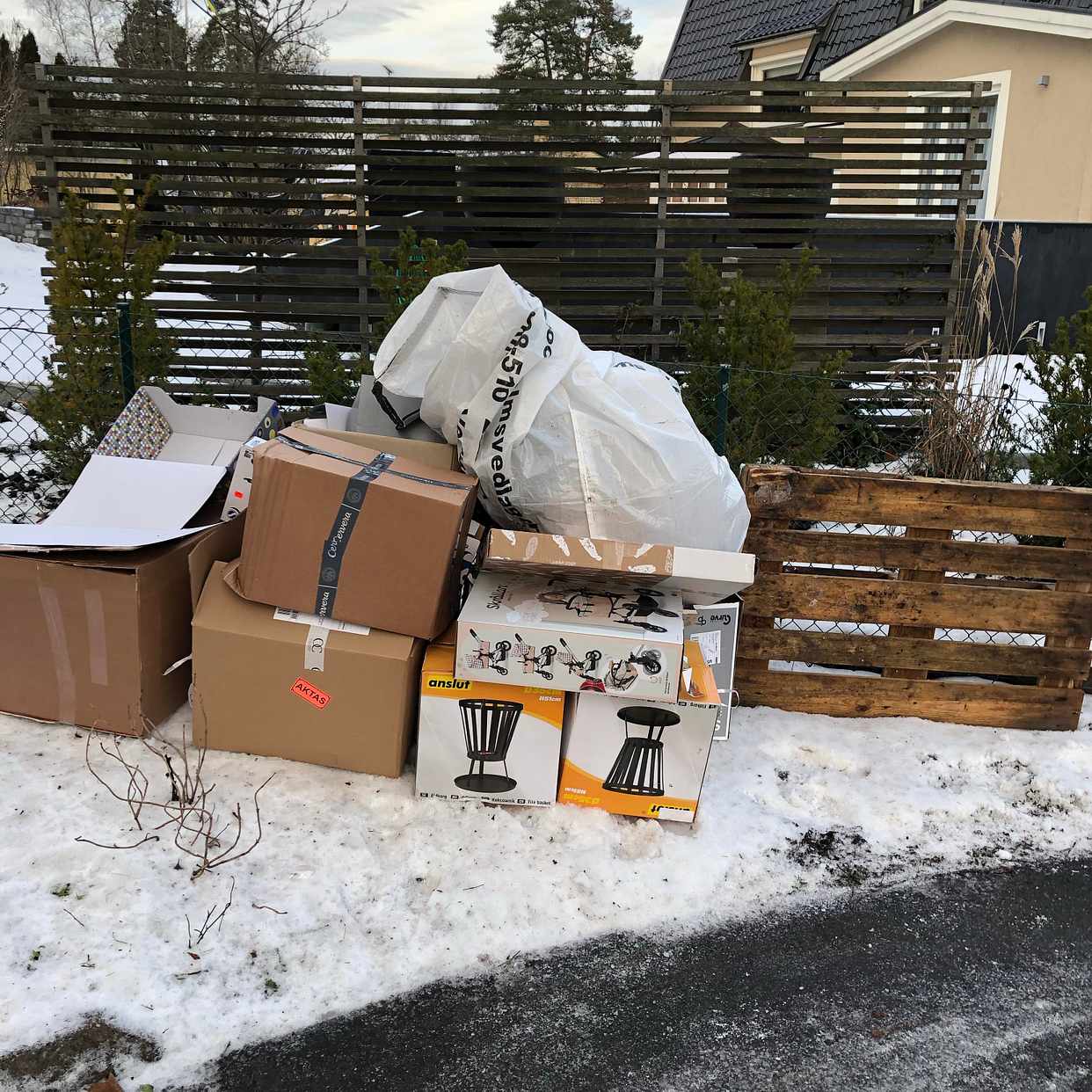 image of Cardboards and pall - Lidingö