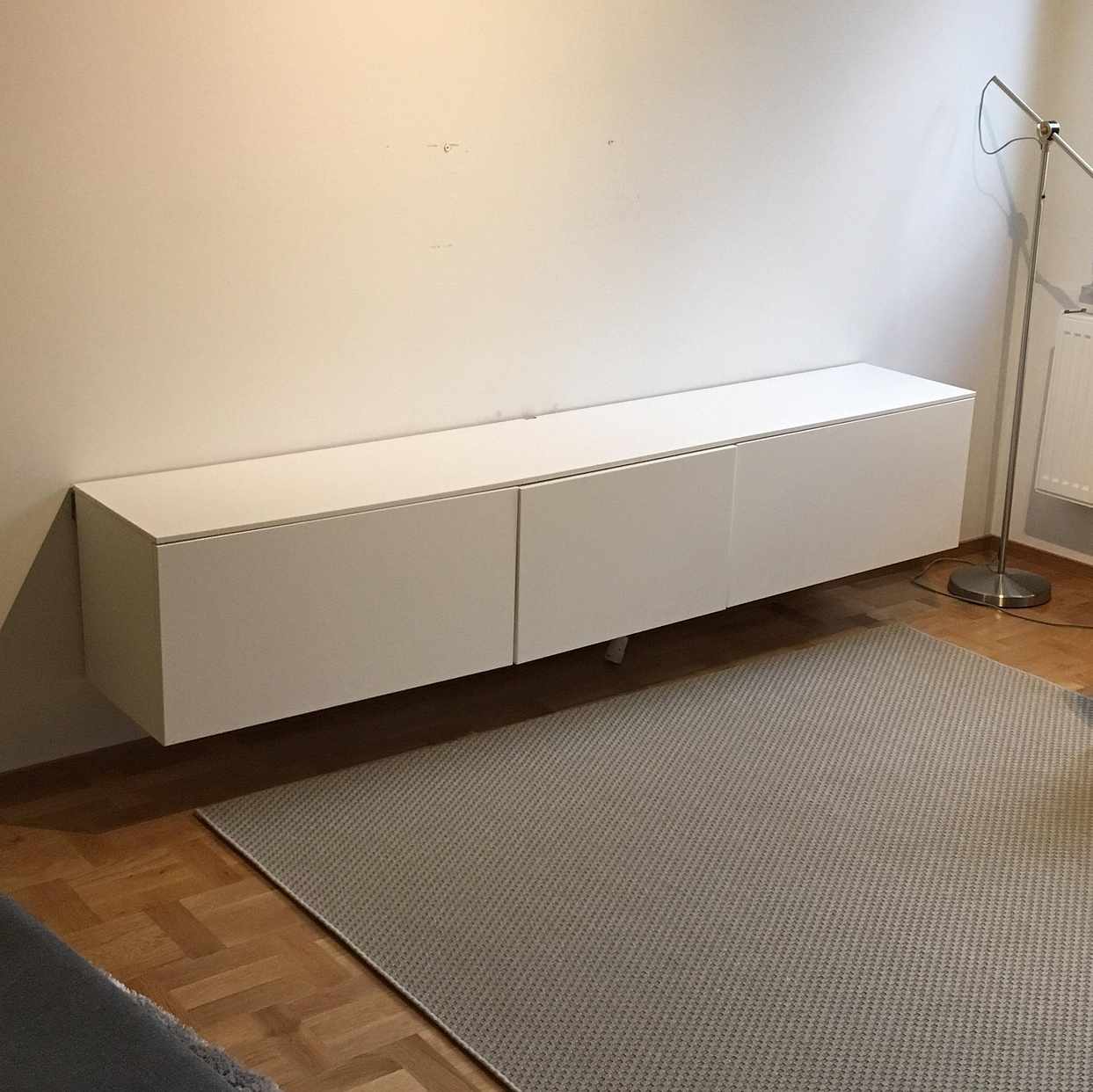image of Vit TV-bänk - Stockholms Stad