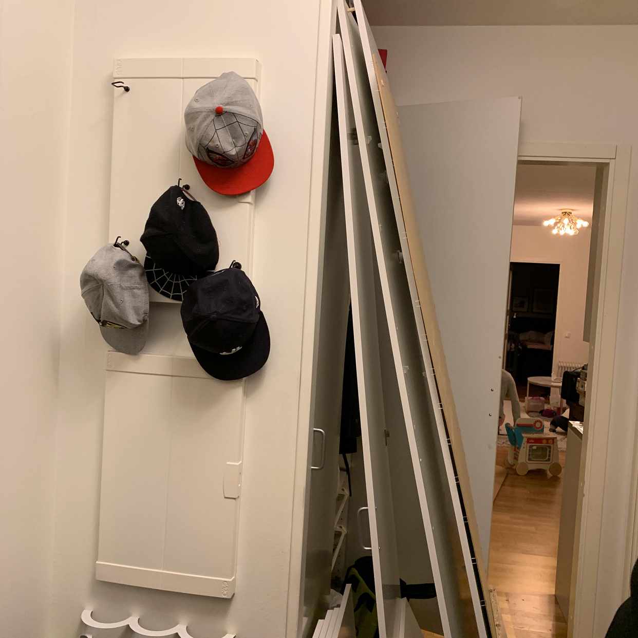 image of Kartonger och en garderob - Sundbyberg