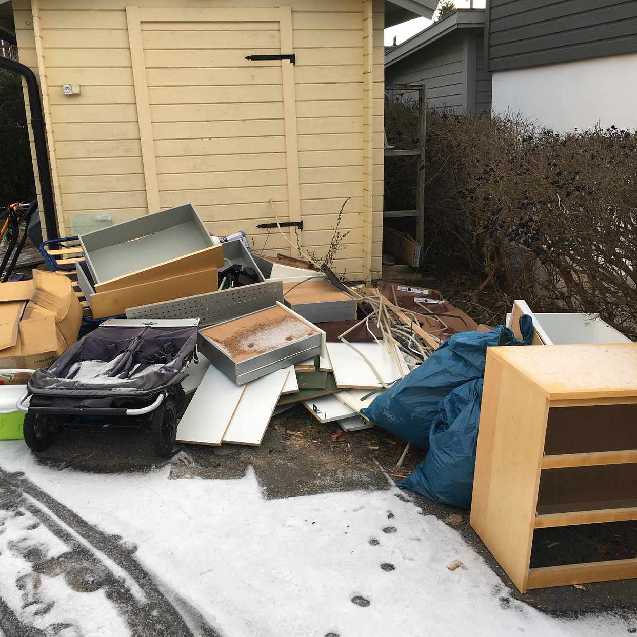image of Blandat skräp, mest trä. - Spånga