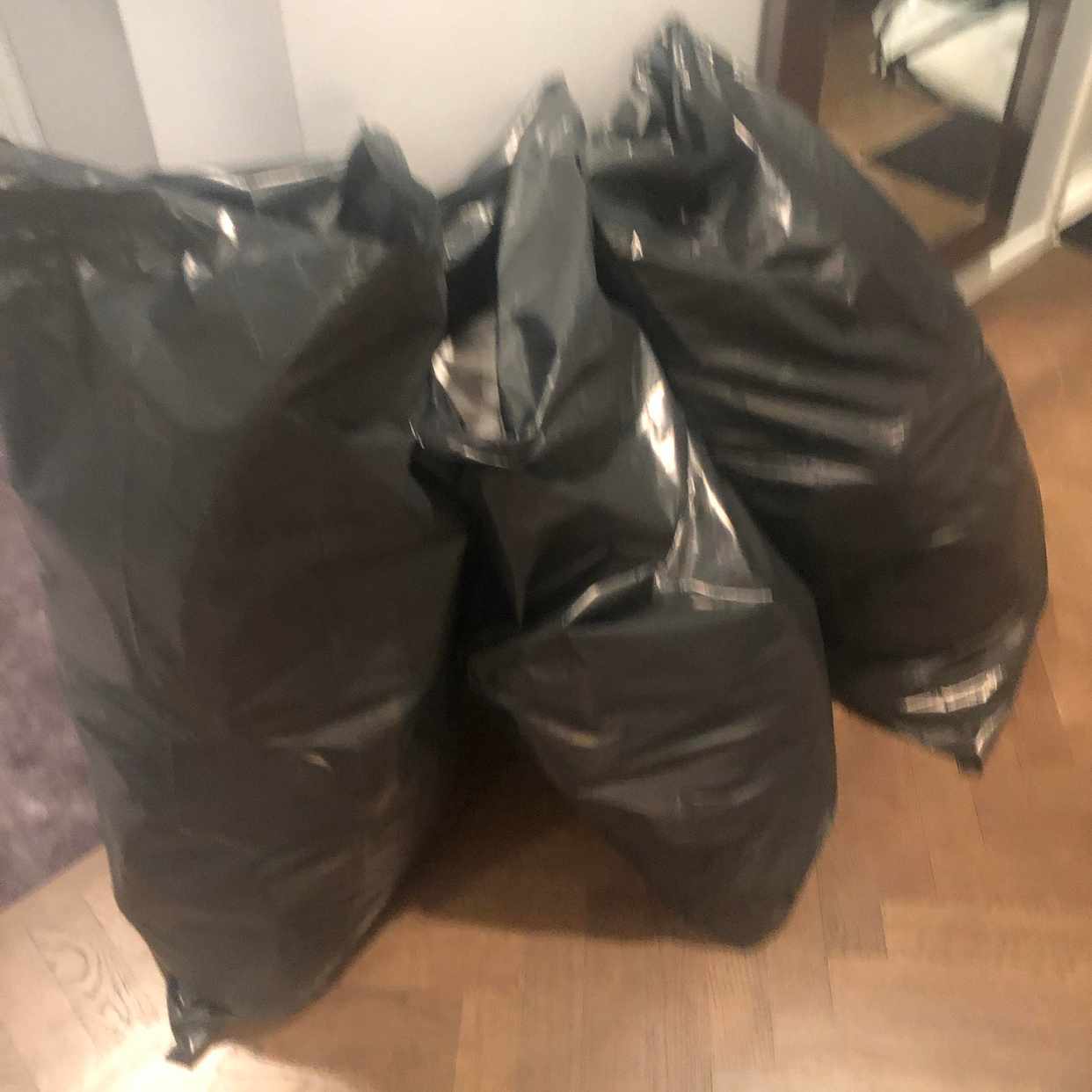 image of 3 st sopsäckar med kläder - Stockholm