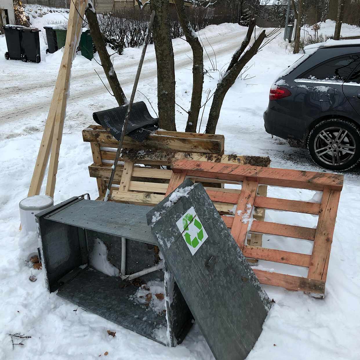 image of 3 pallar, soptunna.... - Täby