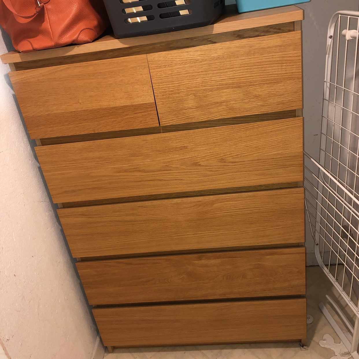 image of TV-bänk, byrå, kartonger - Enskede