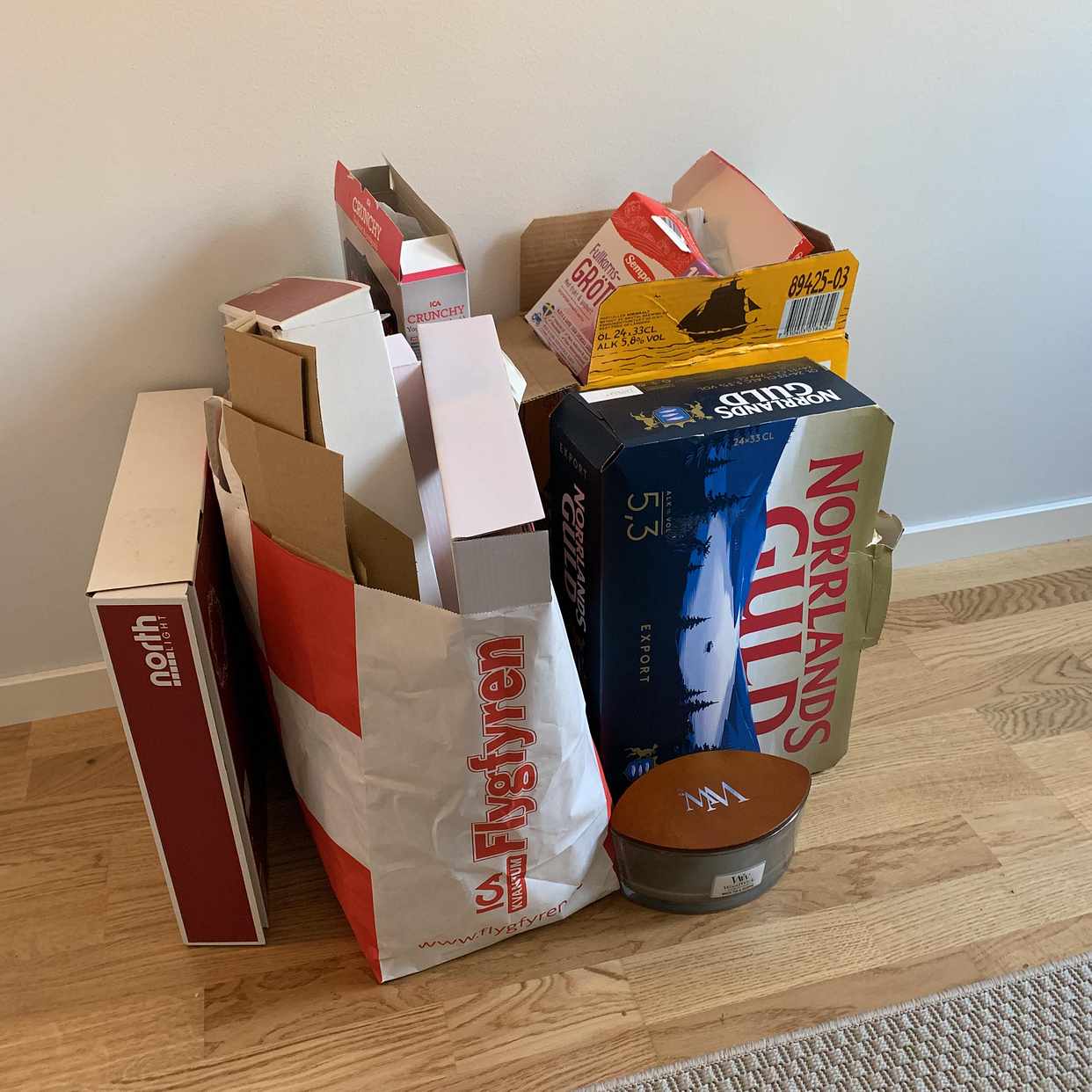 image of A few boxes and a bag - Bromma