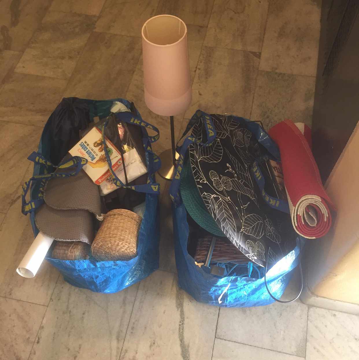 image of Två ikeakassa med prylar - Johanneshov