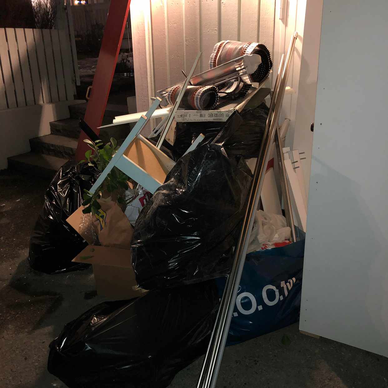 image of Hämtning av diverse skräp - Tyresö