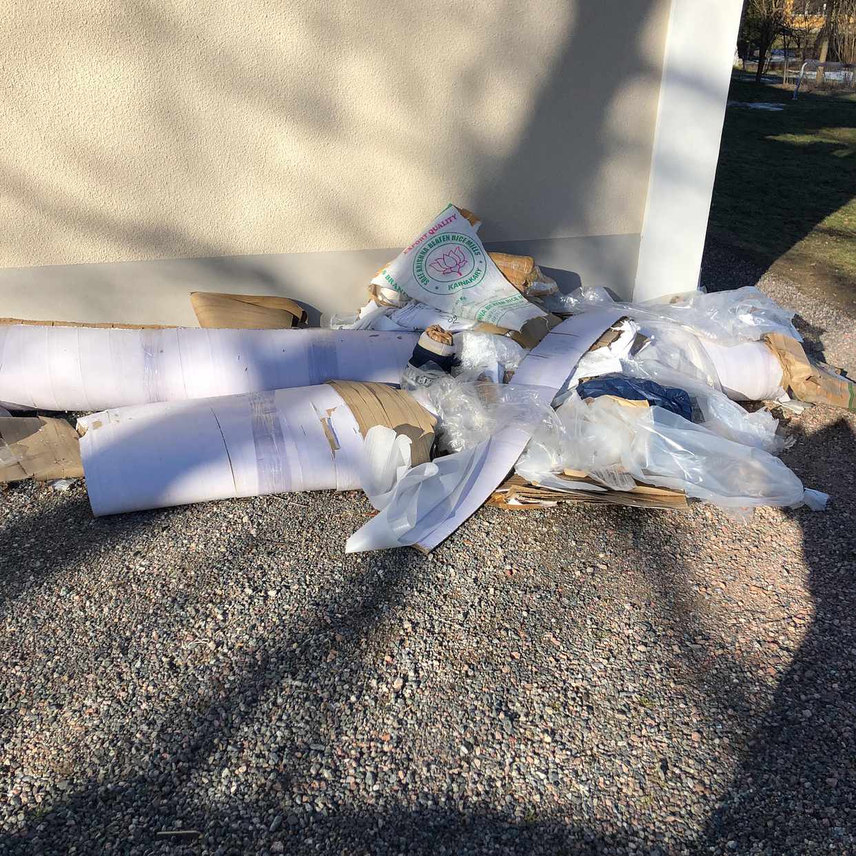 image of Cardboard and rubbish - Djursholm