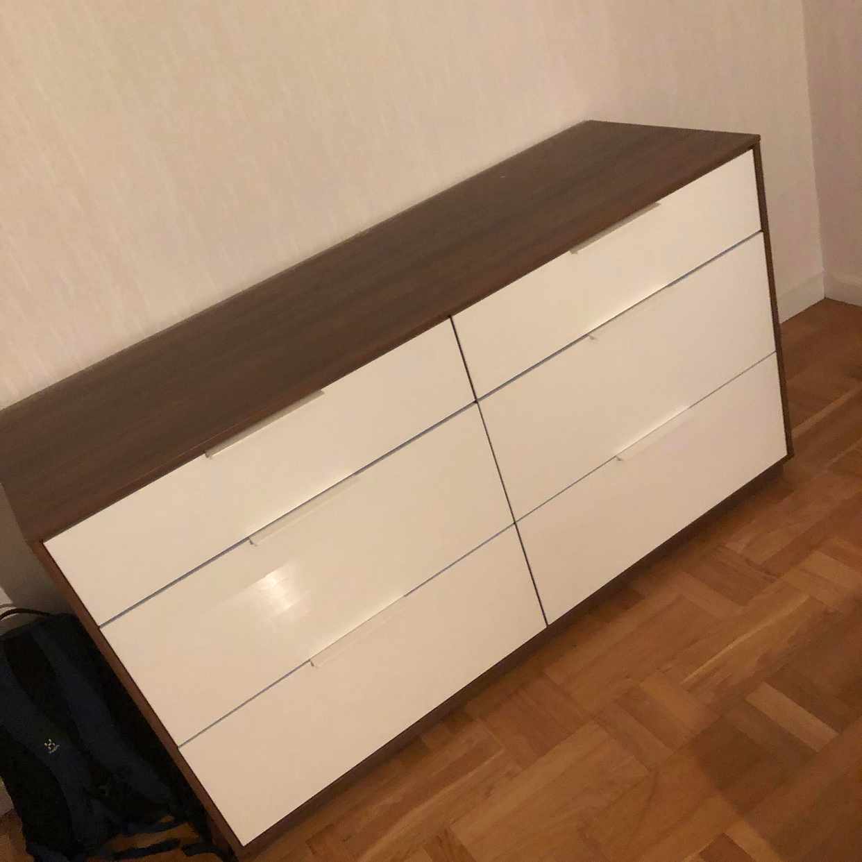 image of Möblerna ska bäras ner - 