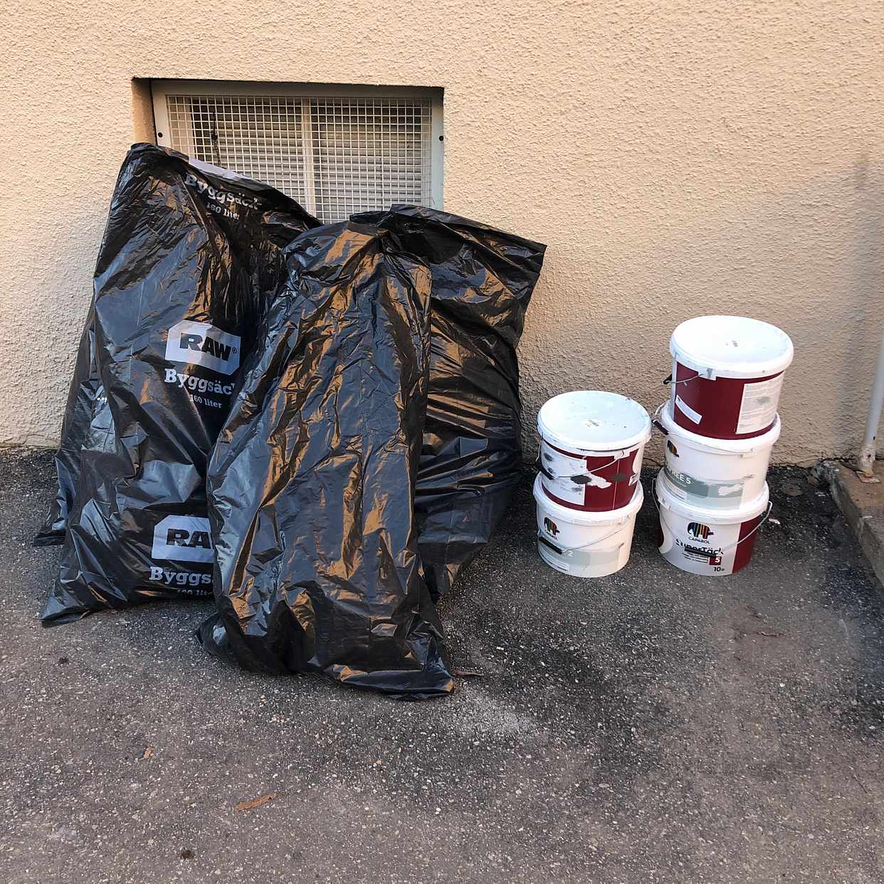 image of Tre sopsäckar och färg - Stockholms Stad