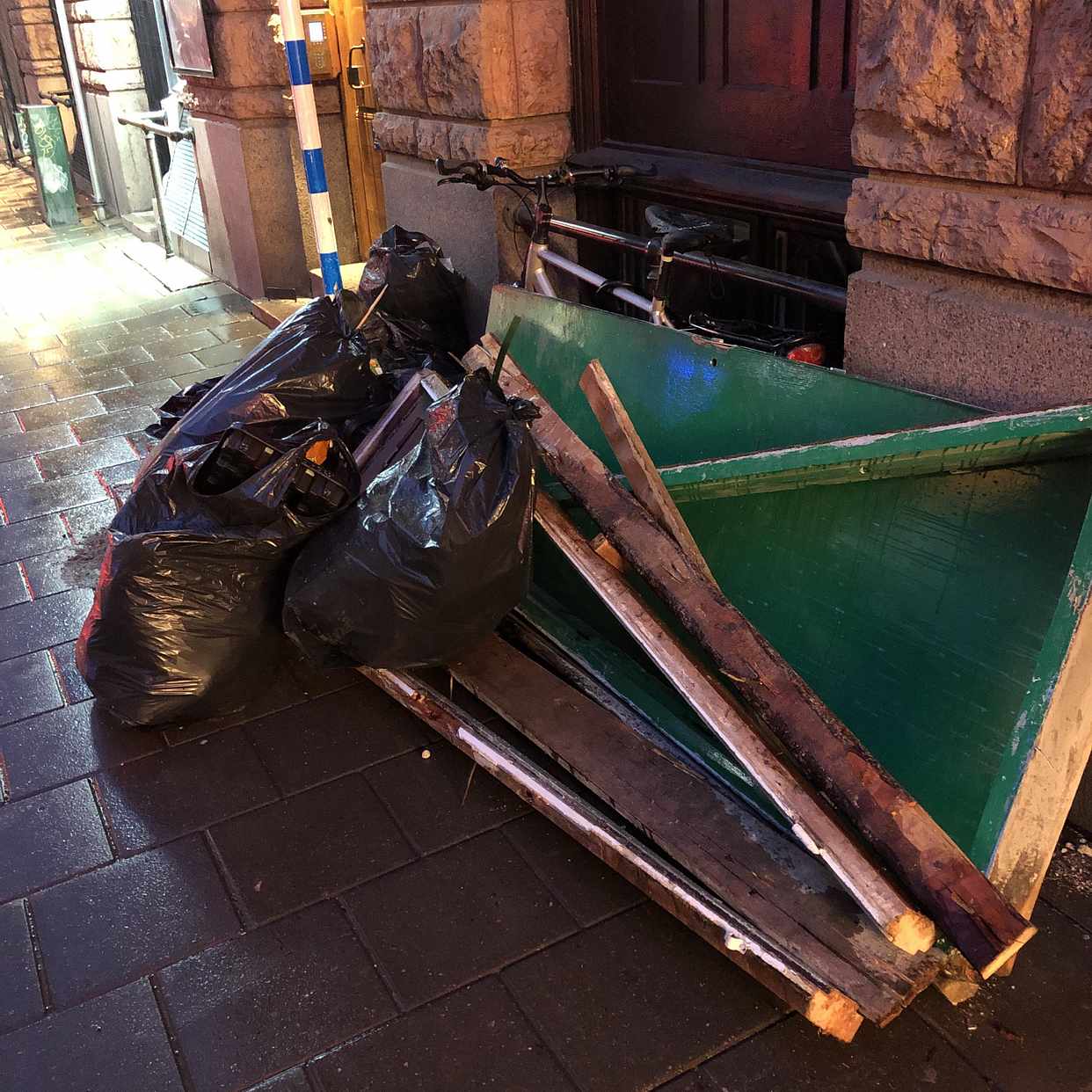 image of En dörr med sopsäckar - Stockholm