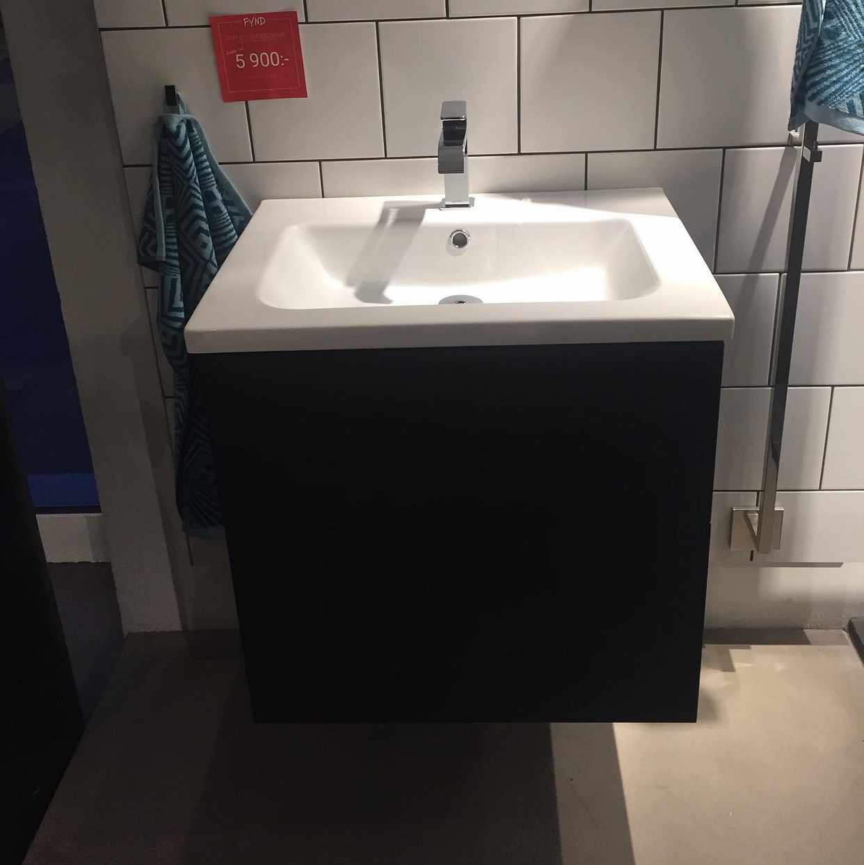 image of Tvättställ med kommod - 
