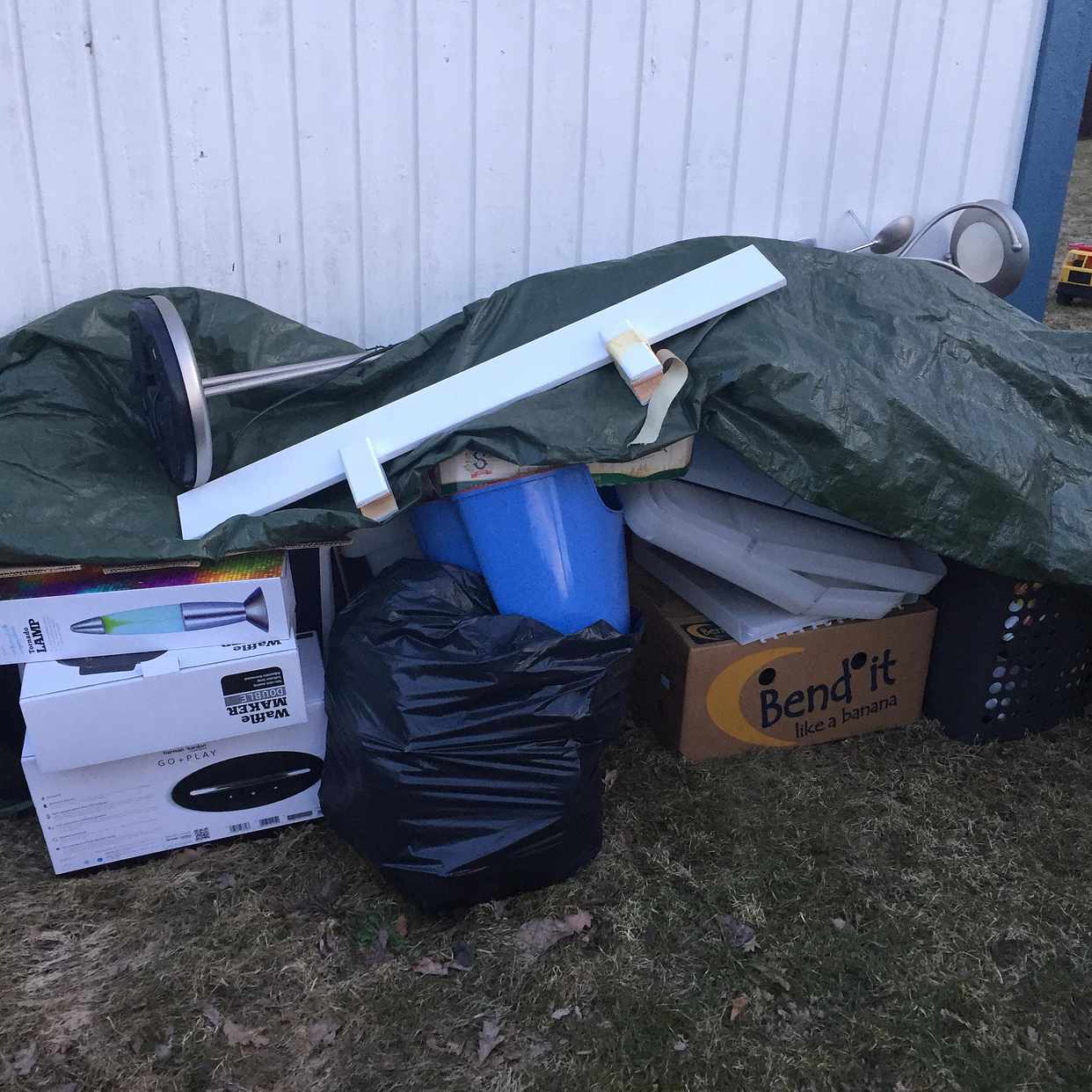 image of Kartonger, plast, lampa - Tyresö