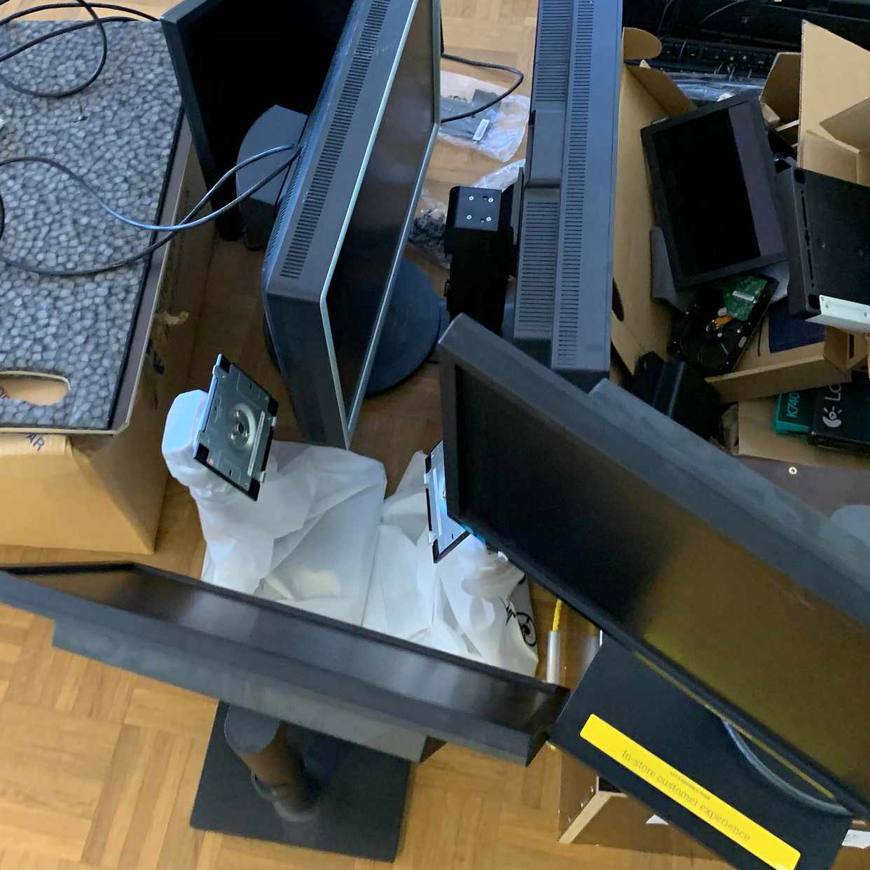 image of Kartonger, elektronik etc - Bromma