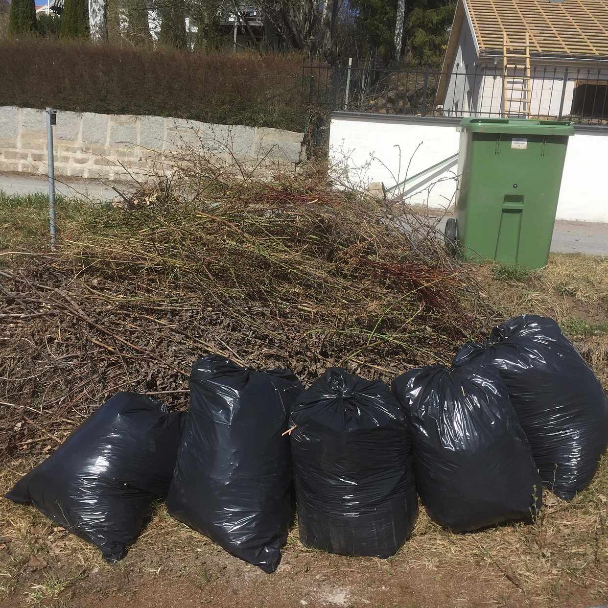image of Ris, sopsäckar med gräs - Ekerö