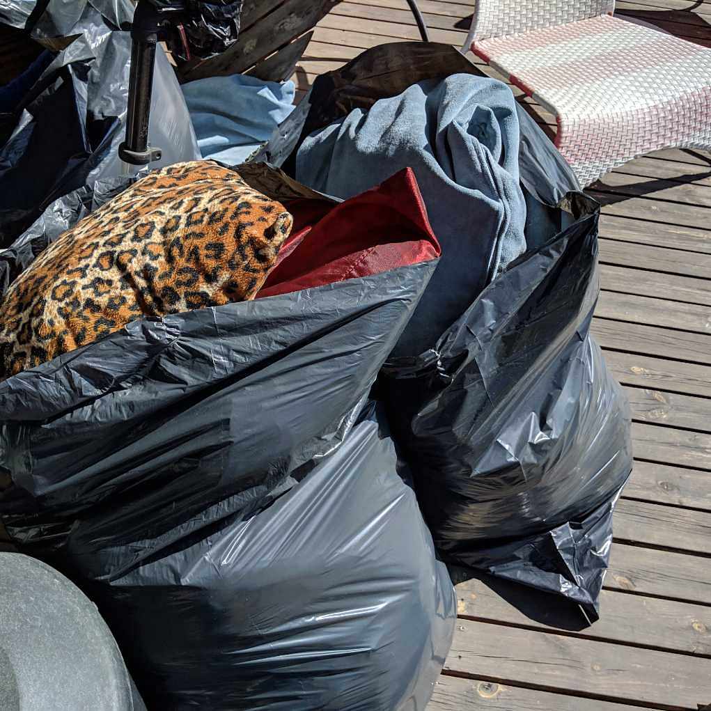 image of Tvåsitssoffa + 5 säckar - Spånga