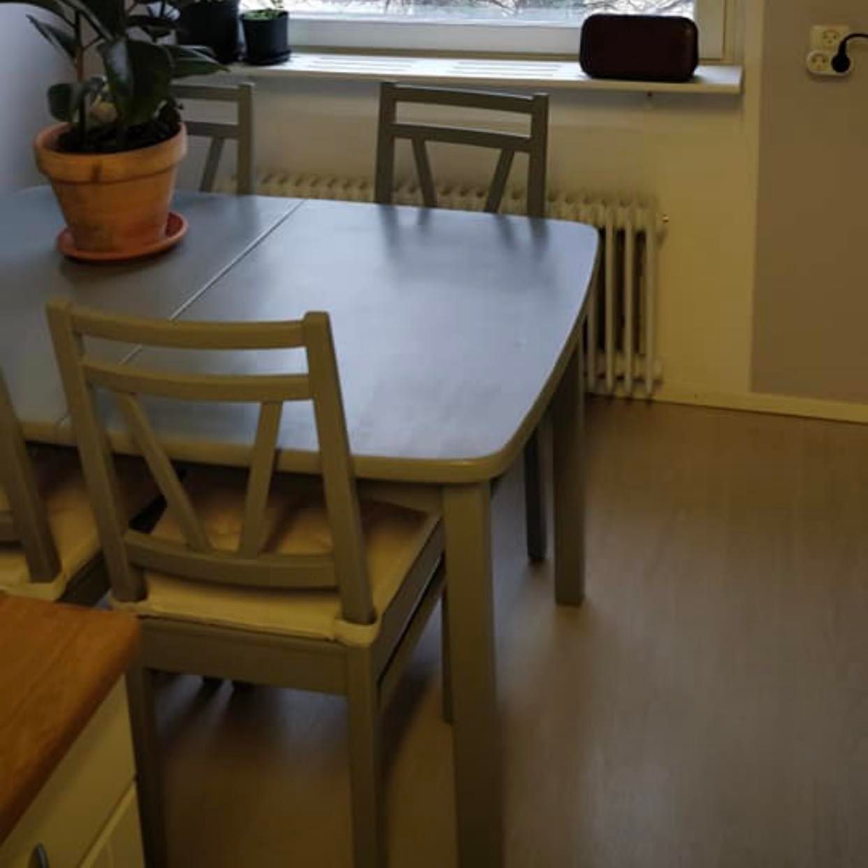 image of Matbord med 4 stolar - 