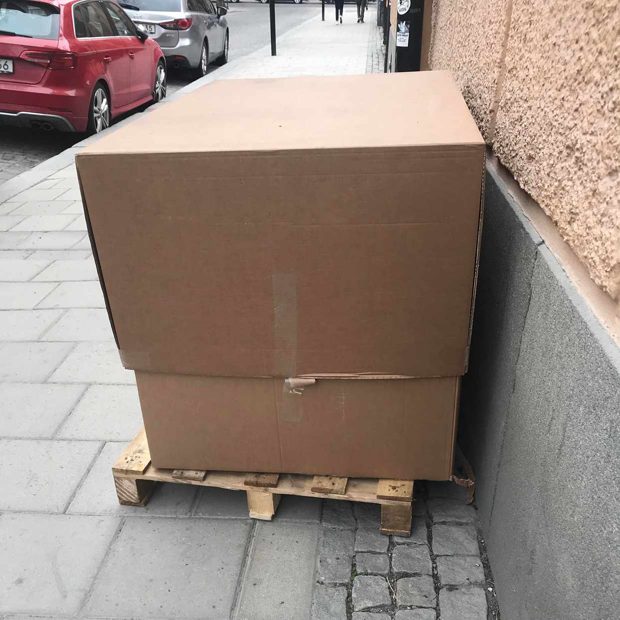 image of Stor kartong och trä pall - Stockholm