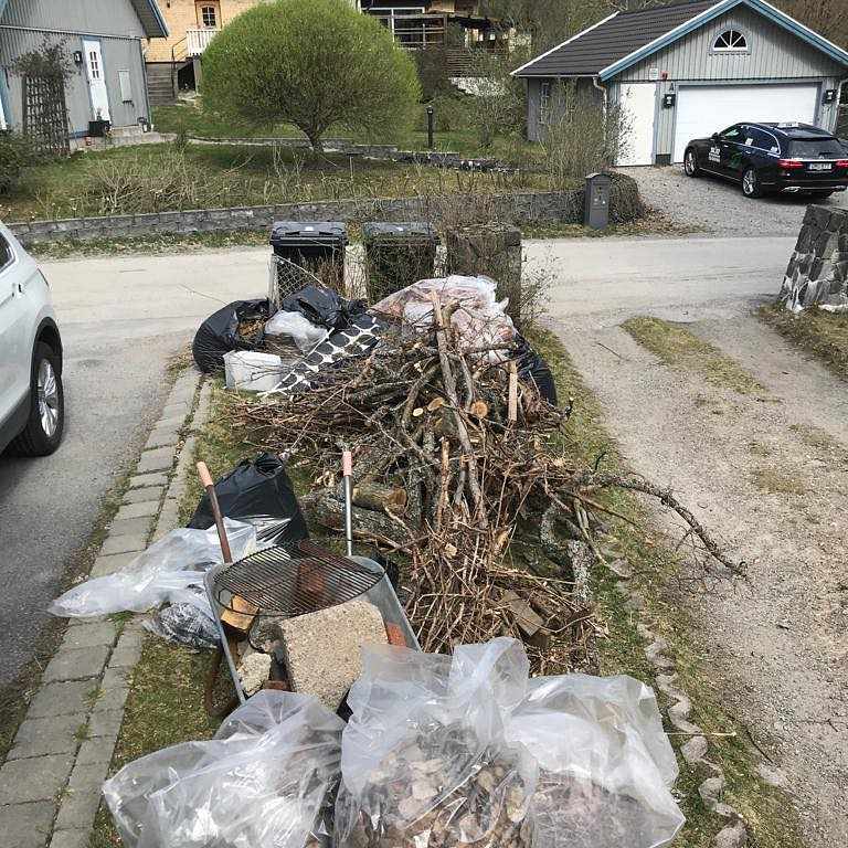image of Lövsäckar, grenar, stenar - Tullinge