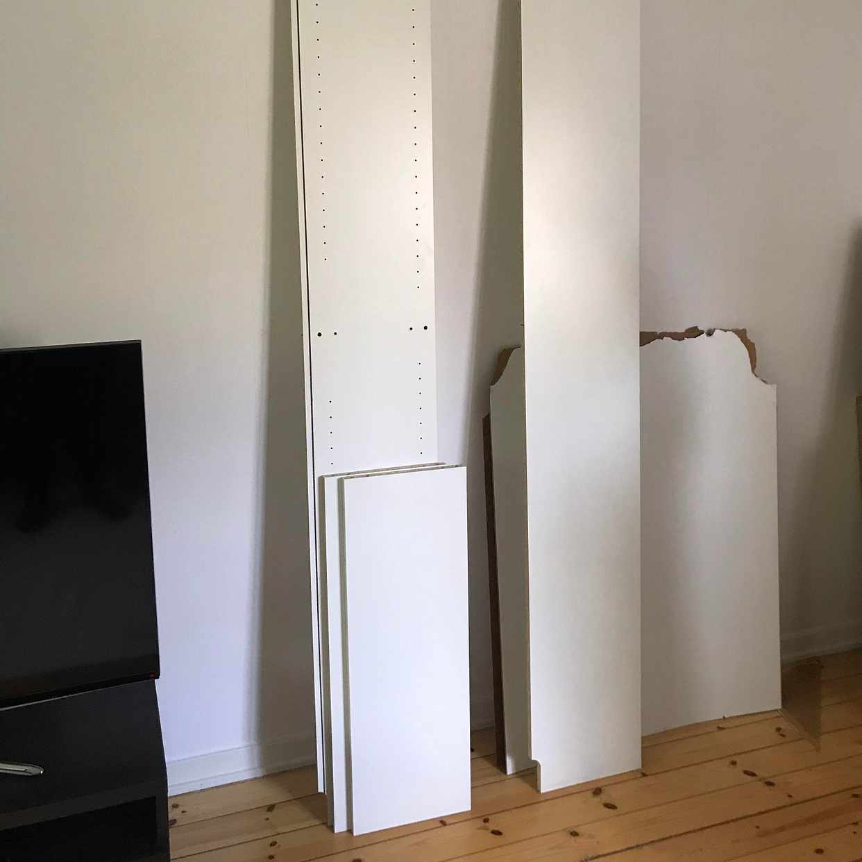 image of Delar av trasig bokhylla - Stockholm