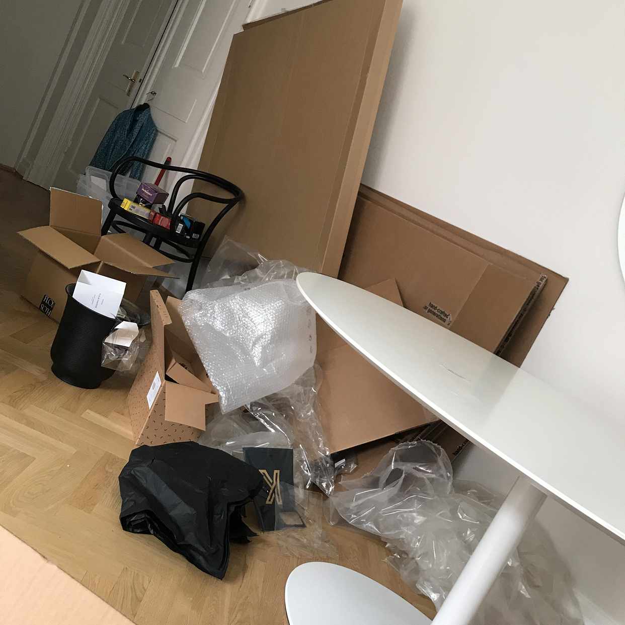 image of Kartonger och ett matbord - Stockholm