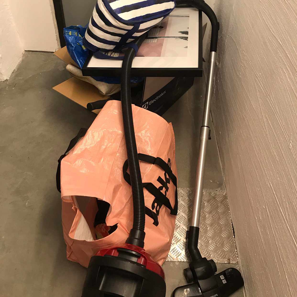 image of Kartonger och ett matbord - Stockholm
