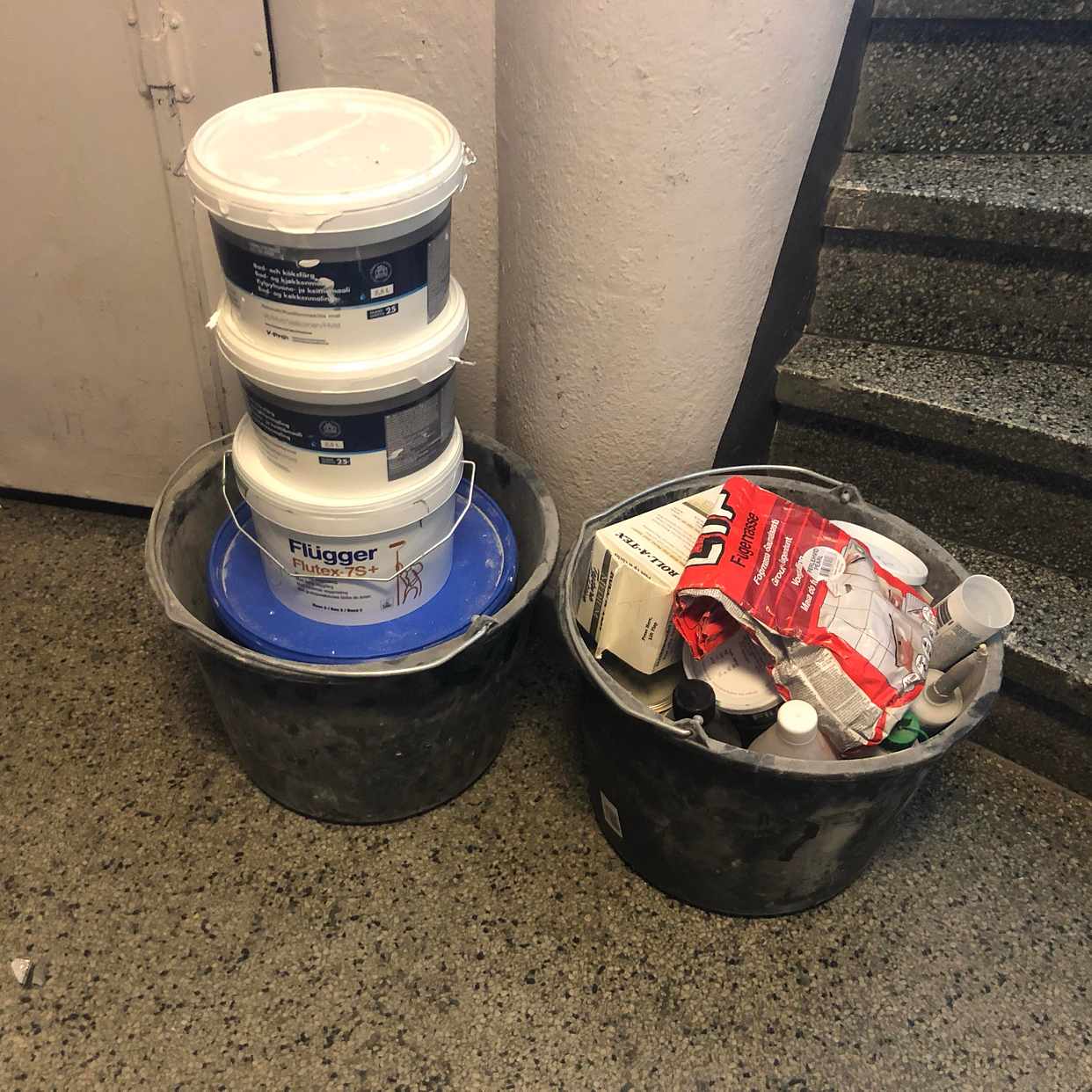 image of Två hinkar färg o dylikt - Hägersten