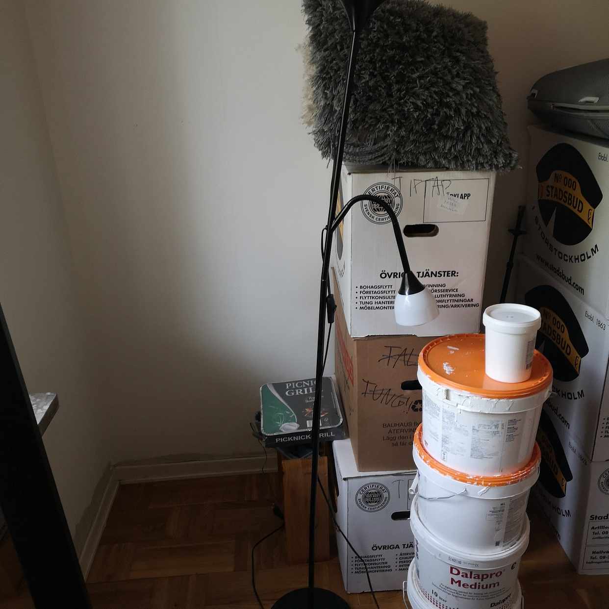 image of Kartonger, lampa, etc - Årsta