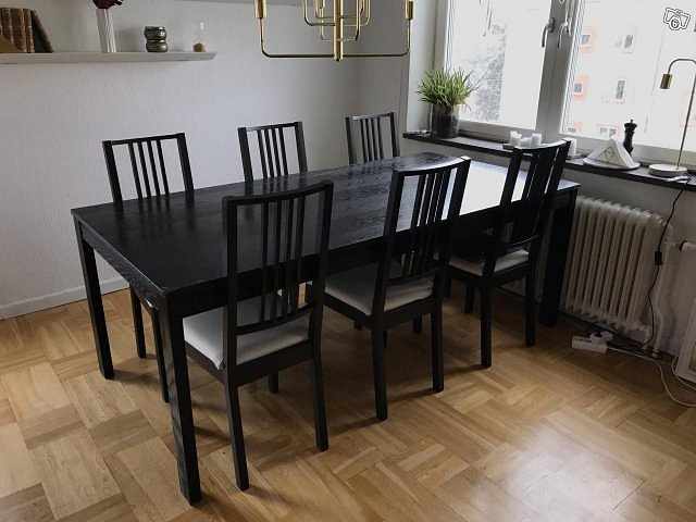 image of Stort svart matbord för 1 - 