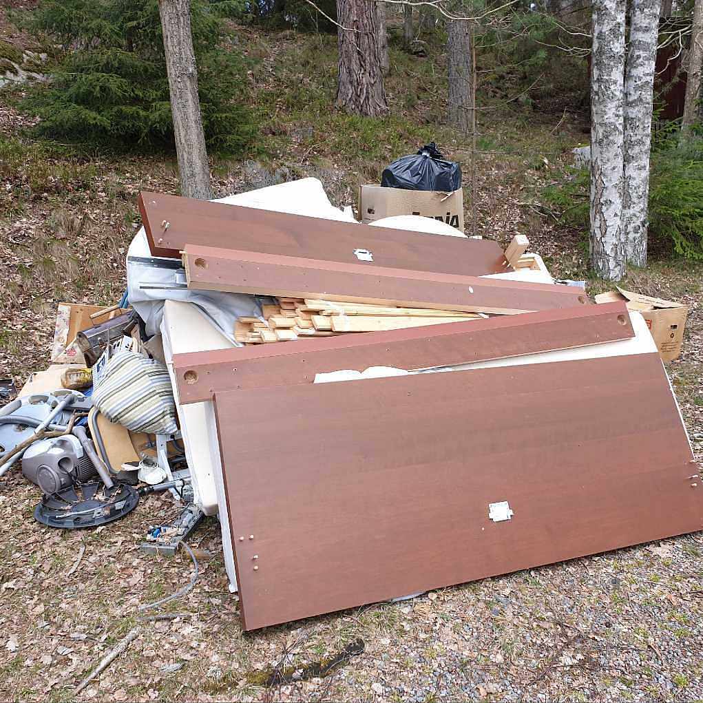 image of Blandat skräp & möbler - Ingarö