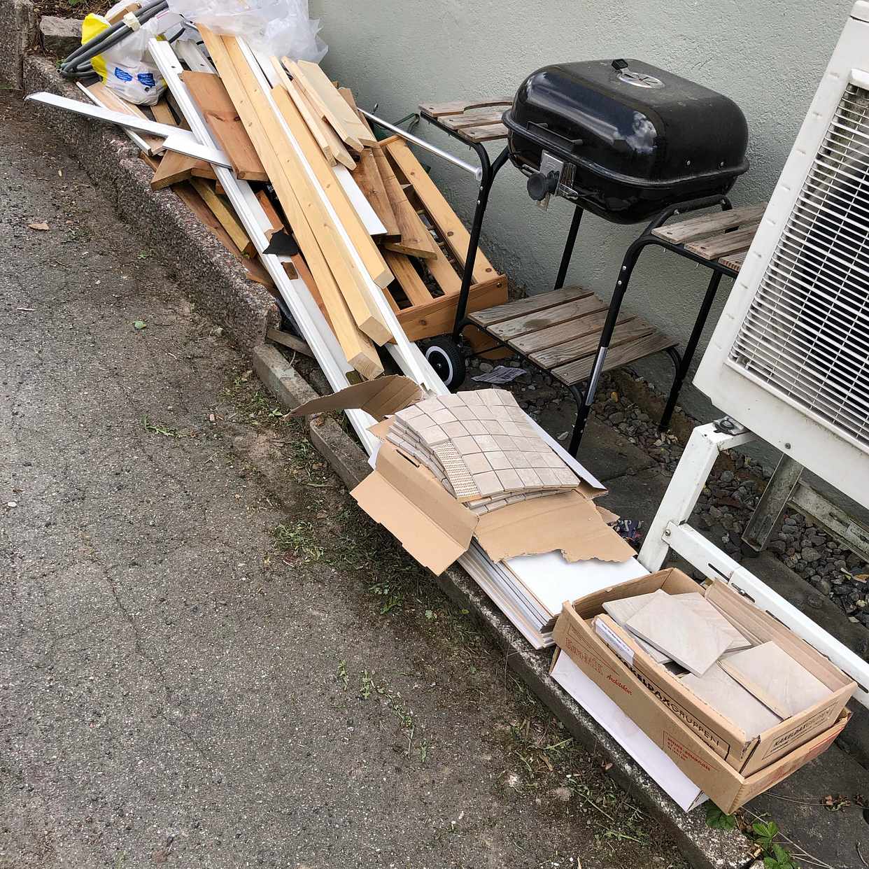 image of Blandat skräp på uppfart - Bromma