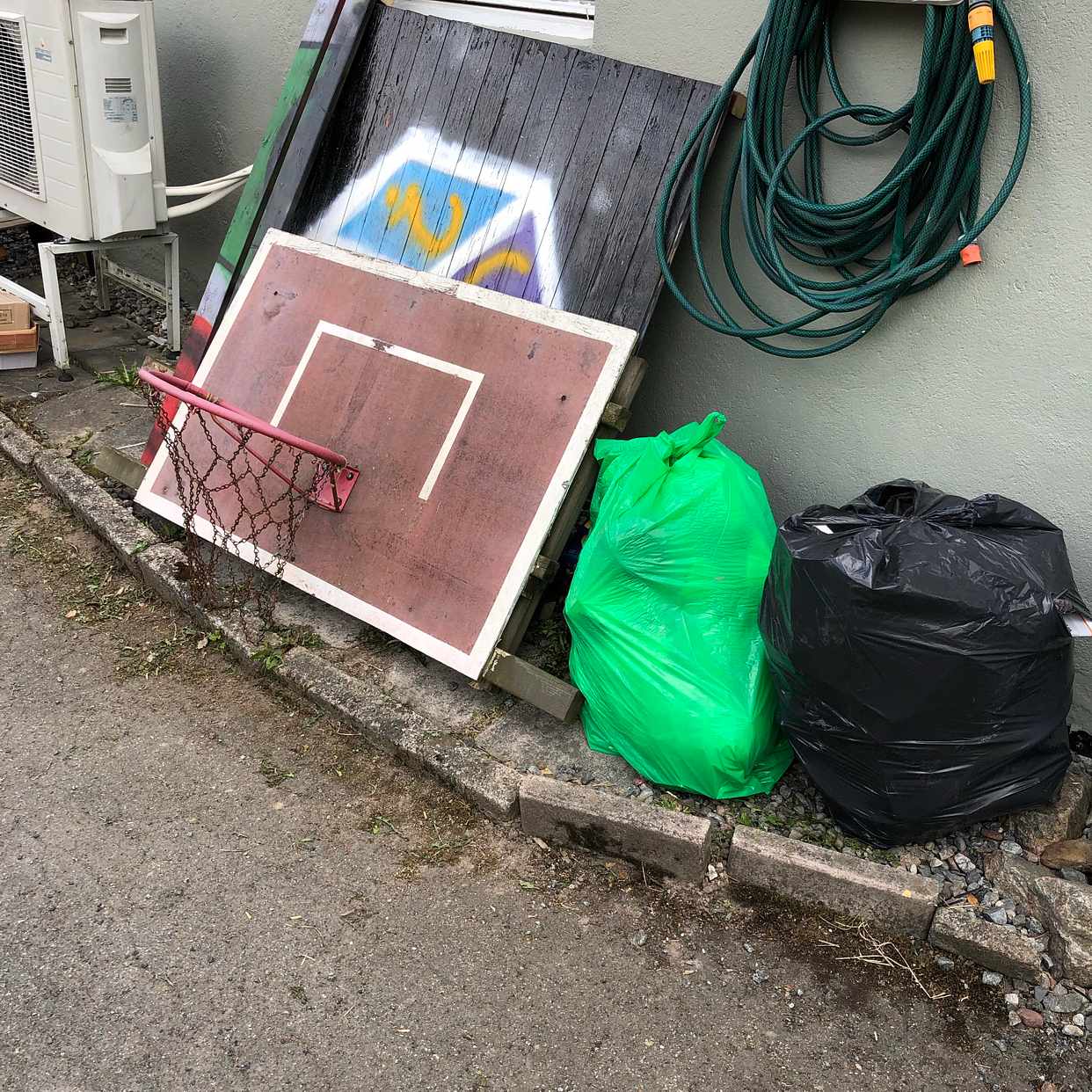 image of Blandat skräp på uppfart - Bromma